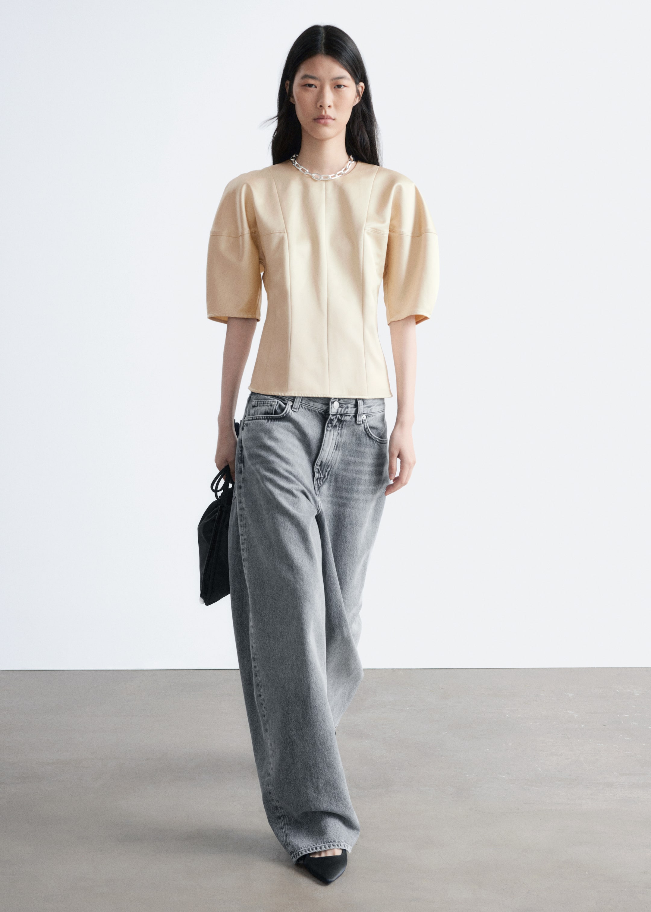 Visa större bild: Satintopp med puffärm - Beige - DAM | H&M SE 2