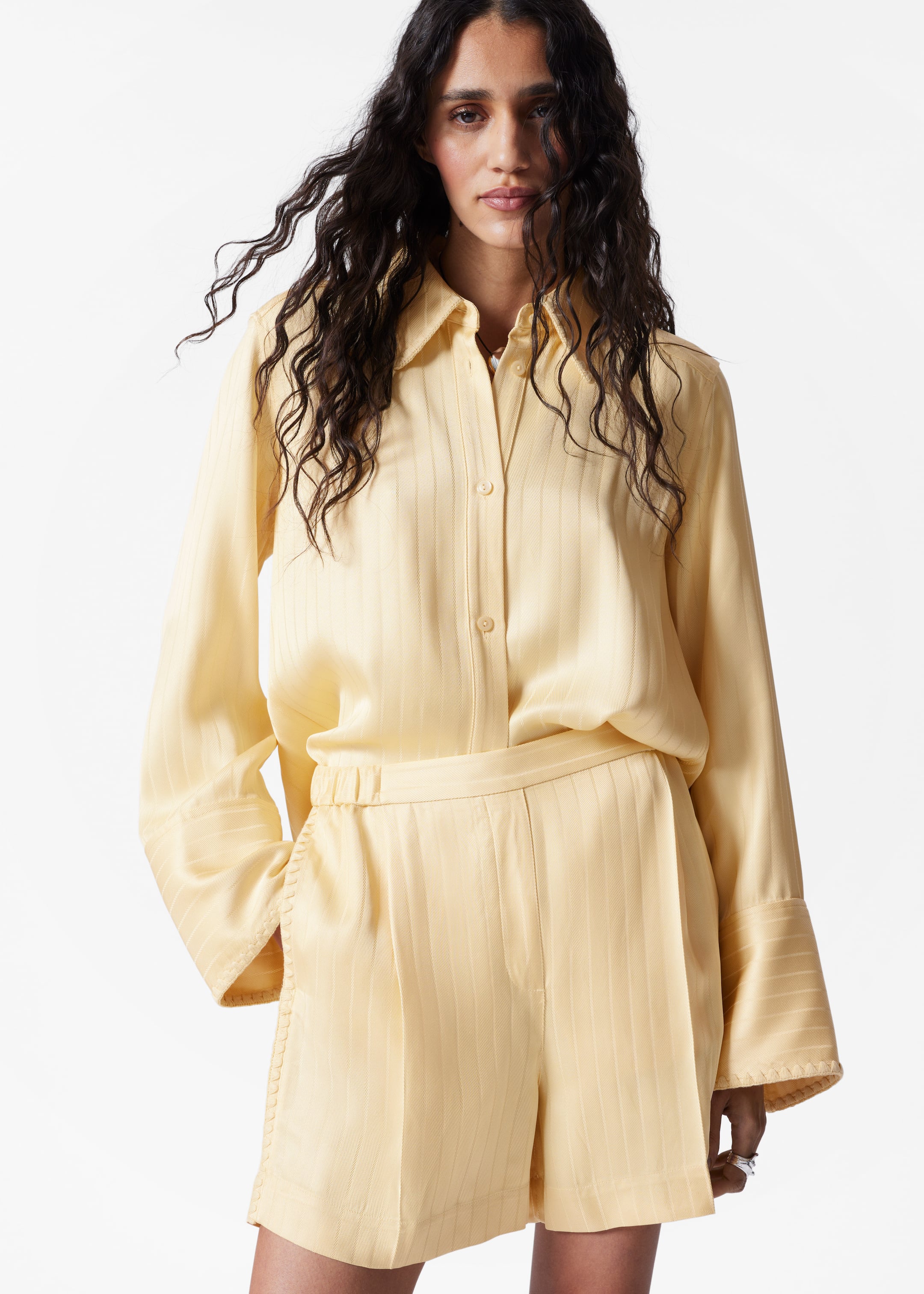 Visualizza immagine più grande: Shorts jacquard con pieghe pressate - Giallo chiaro - DONNA | H&M IT 2
