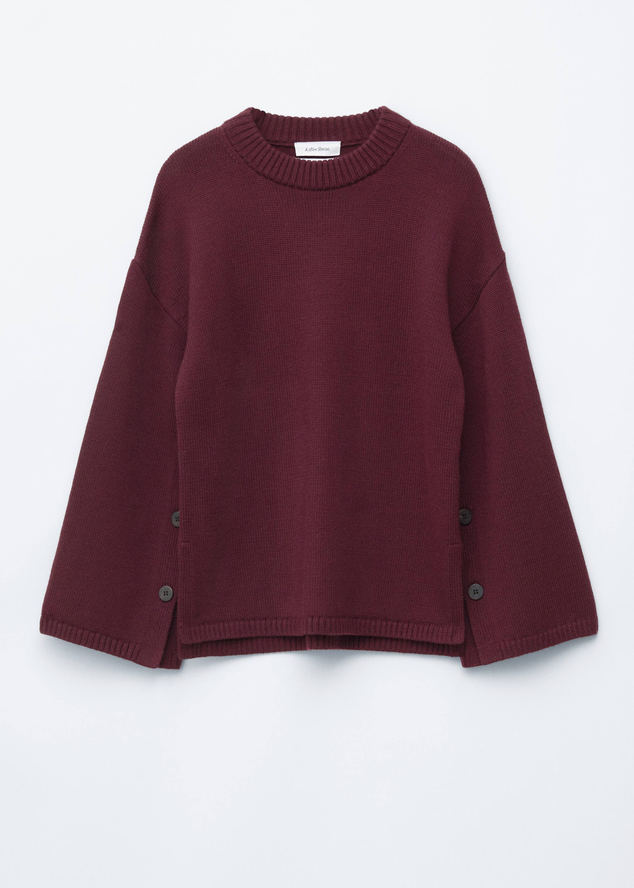 Agrandir l'image: Un pull bordeaux à manches longues en tricot est présenté de FACE, avec une coupe décontractée, un col rond côtelé et un ourlet côtelé. Ses manches larges sont ornées de deux boutons sombres sur la couture verticale intérieure près de chaque poignet, créant une ouverture fendue.
