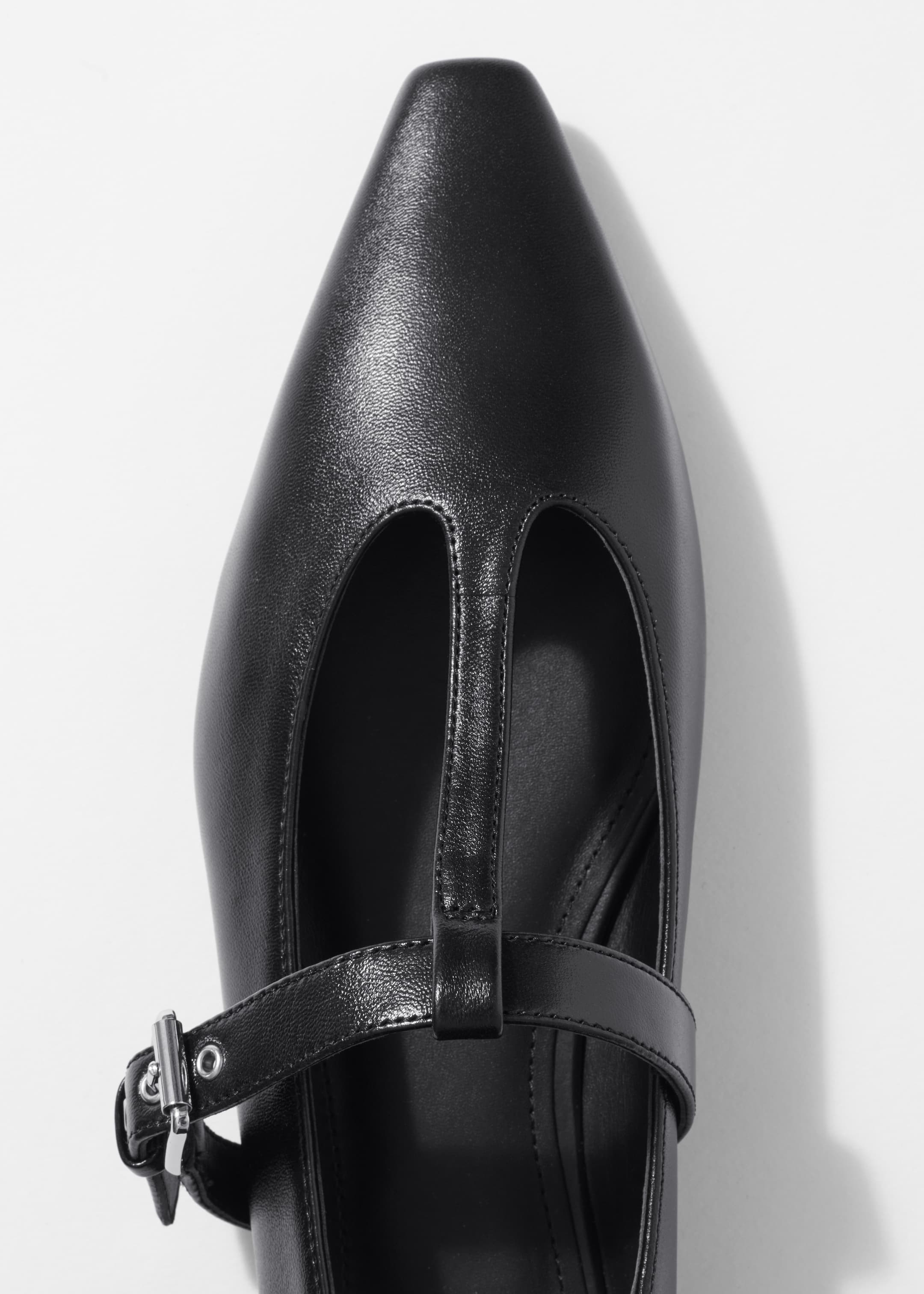 Größeres Bild anzeigen: Flache Ballerinas aus Leder mit T-Riemen - Schwarz - Ladies | H&M AT 5
