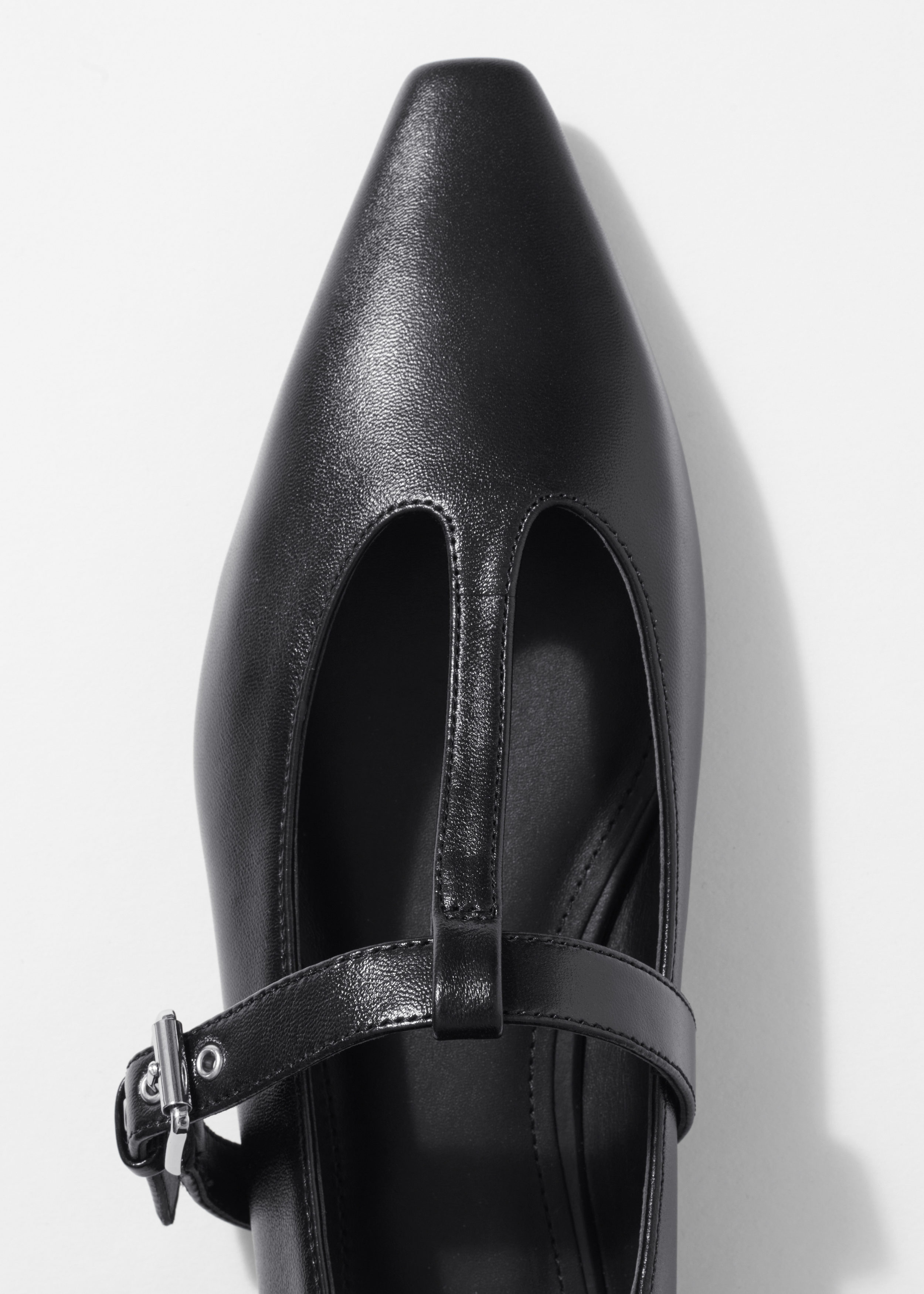 Image of Flache Ballerinas aus Leder mit T-Riemen