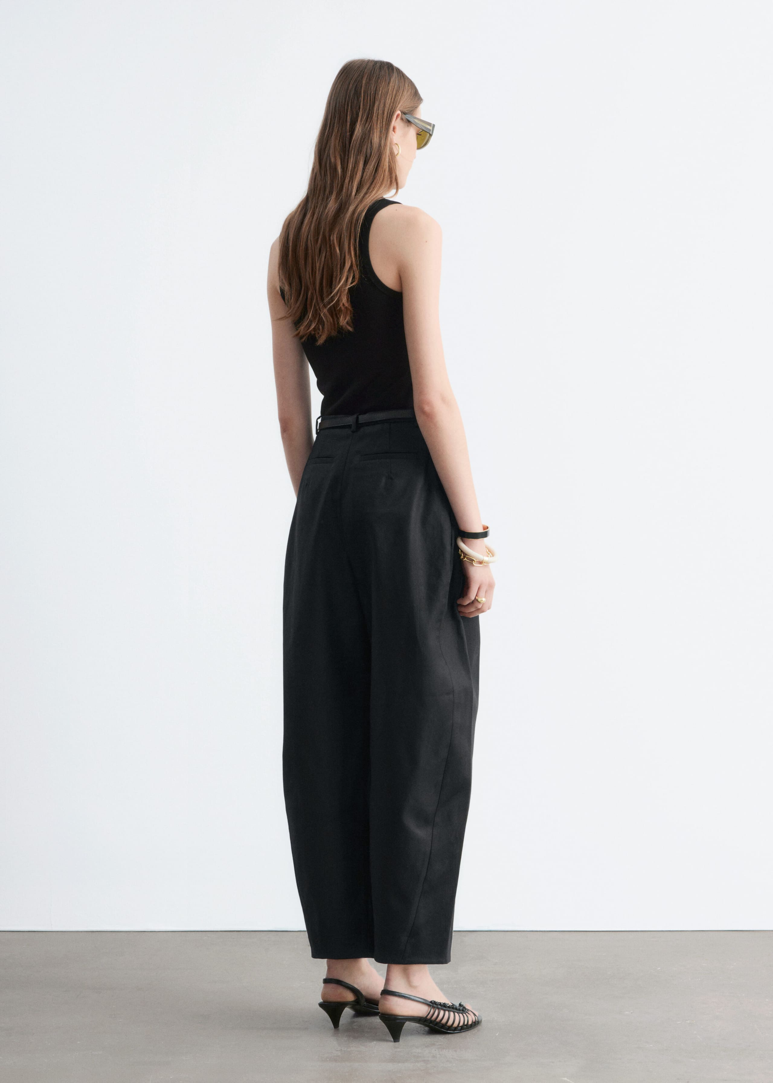 Fitted Tank Top - Black - Lookbook