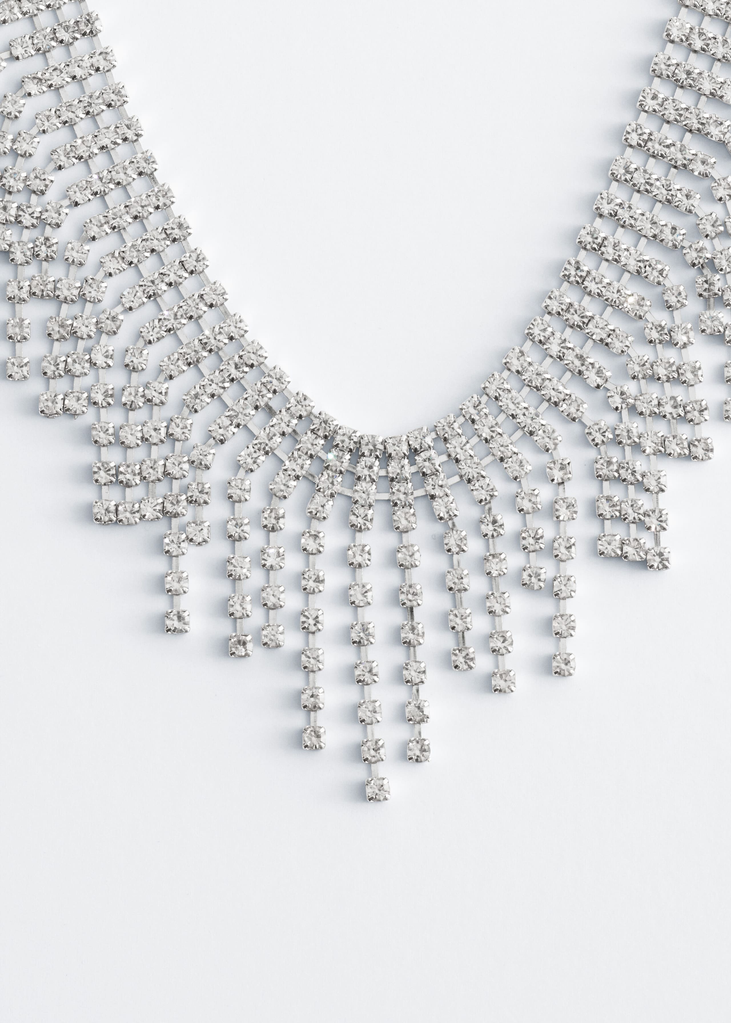 Llamativo collar con pedrería - {{variantName}} - Detalle descriptivo