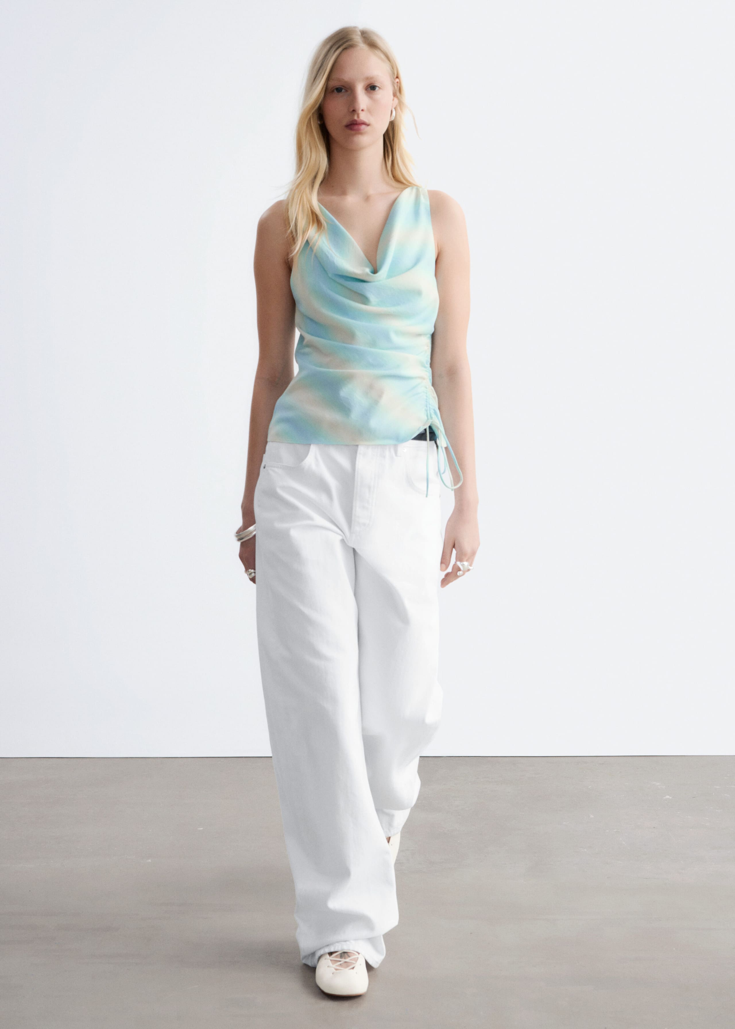 Image of Wzorzysty jedwabny top z wiązaniem