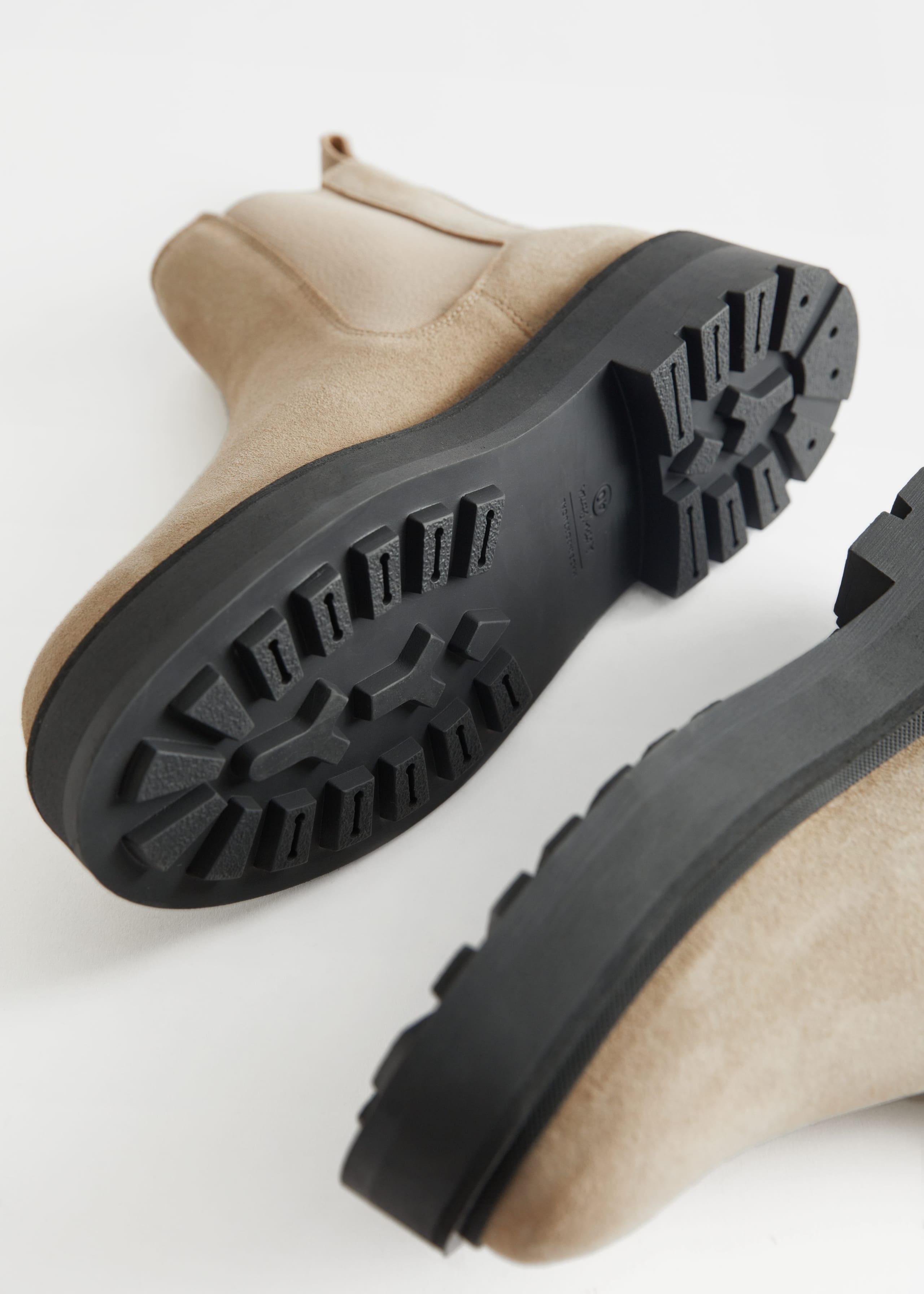 Chunky Chelsea Suede Boots - {{variantName}} - Descrizione dettagliata