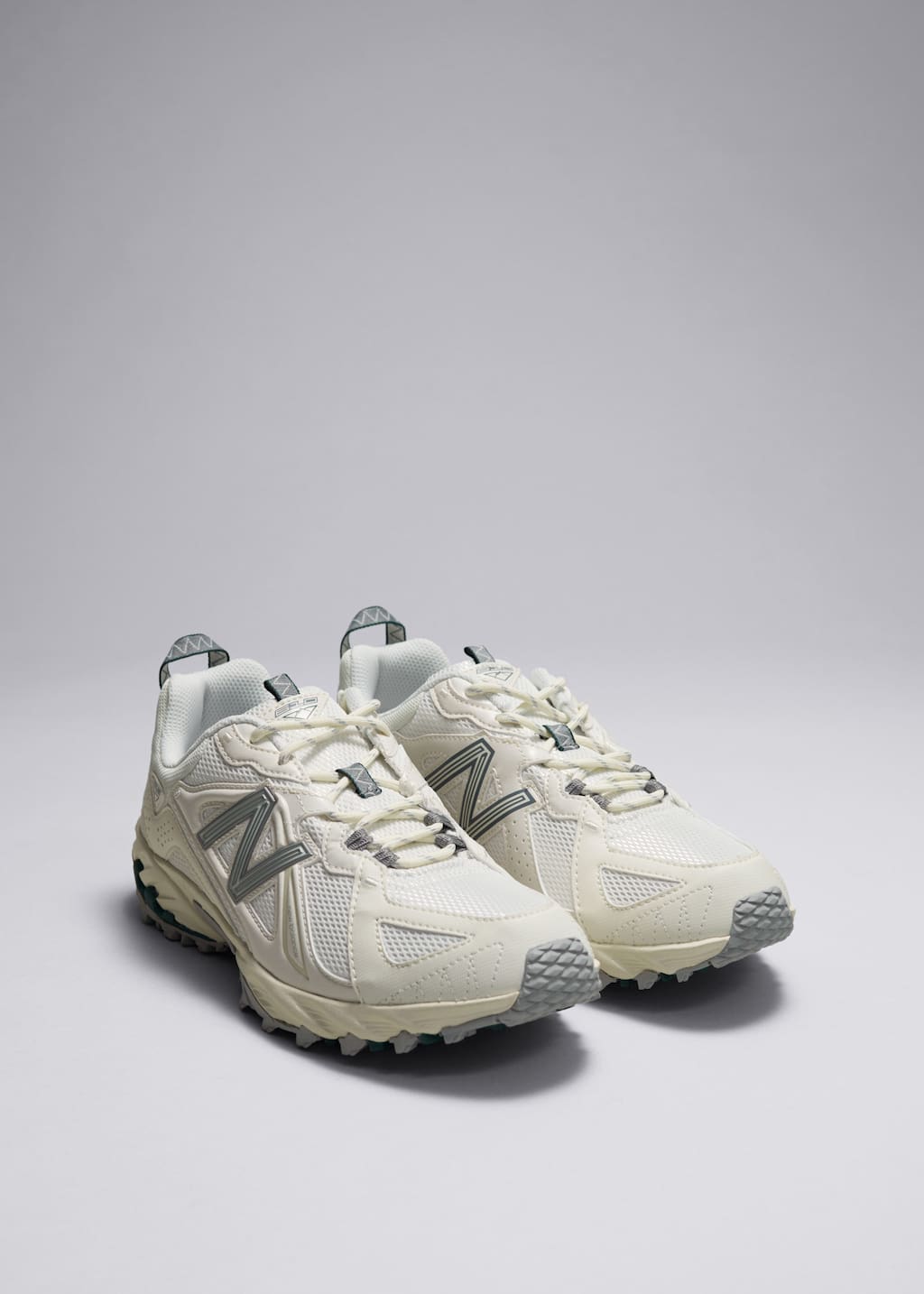 Sneakersy New Balance 610 – Biały/Szary – Martwa natura