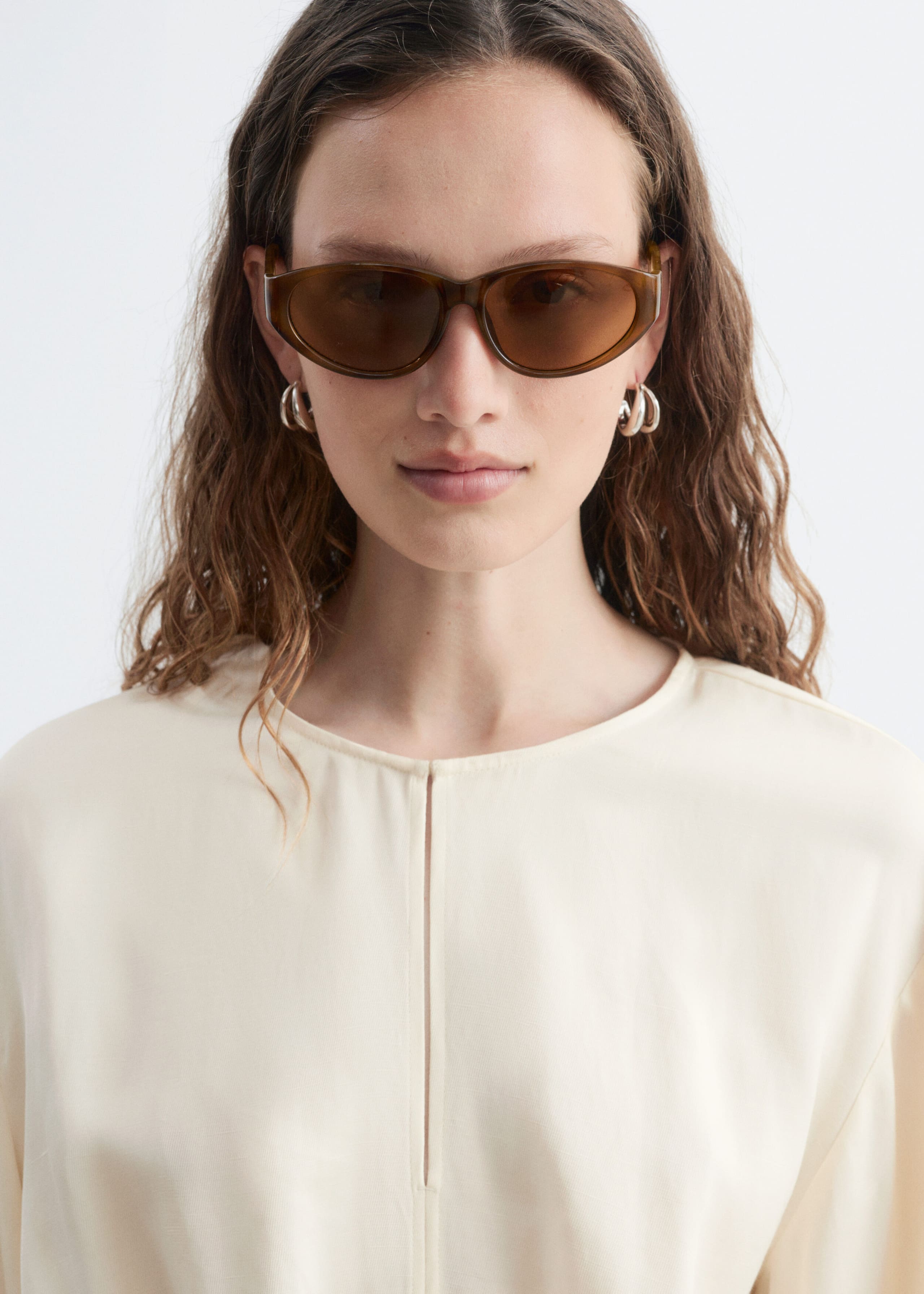 Linneblus med smockad midja – Svart – lookbook