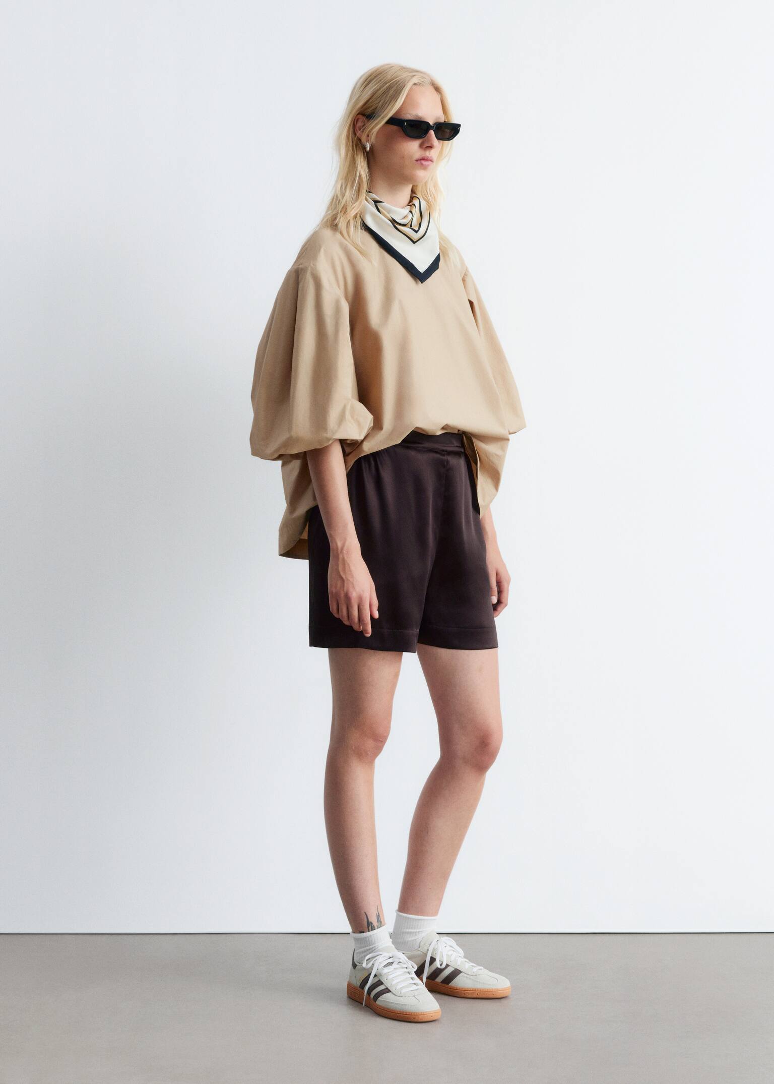 Bluse mit voluminösen Puffärmeln - Beige - 4