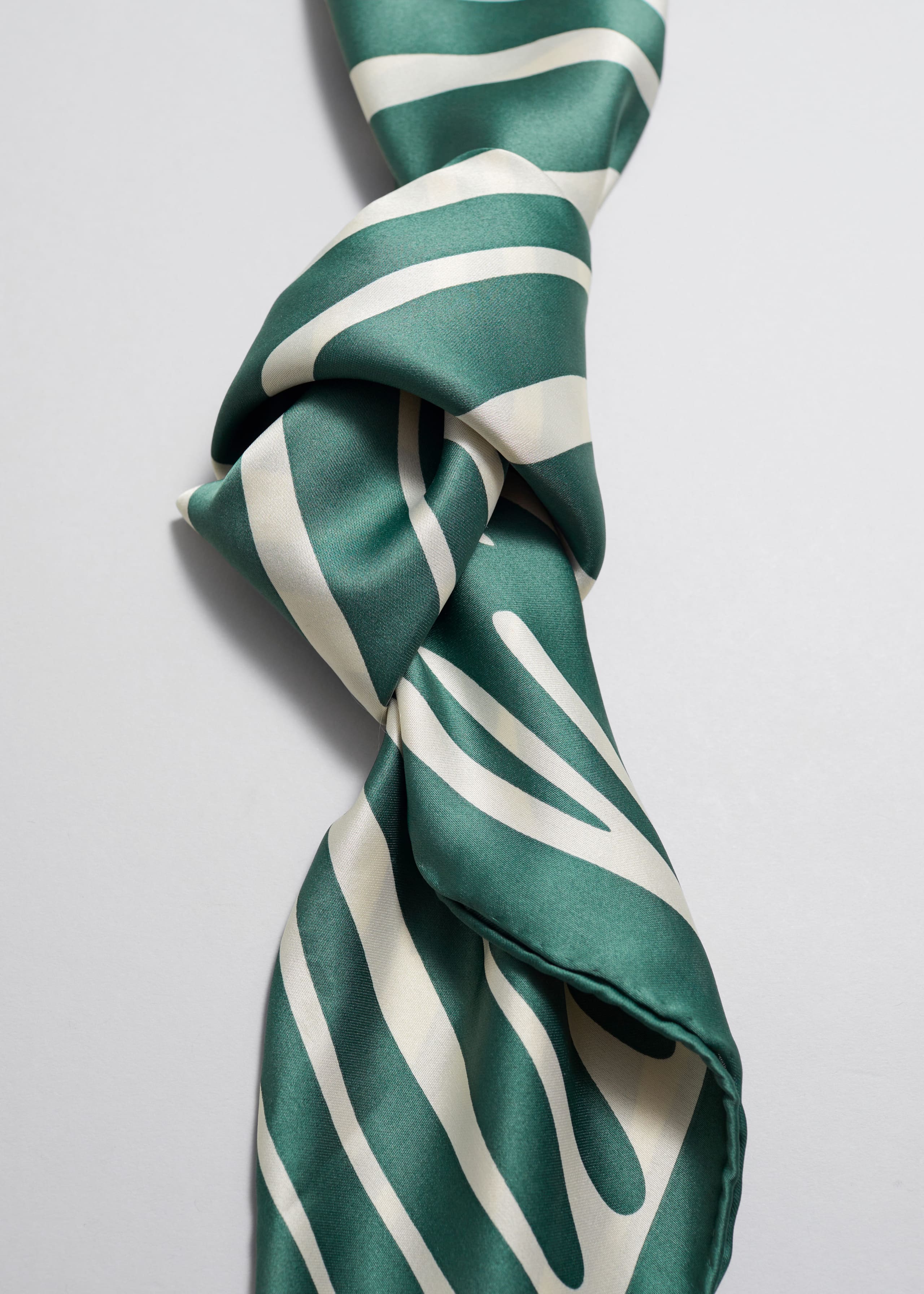 Foulard carré imprimé - {{variantName}} - Descriptive Detail