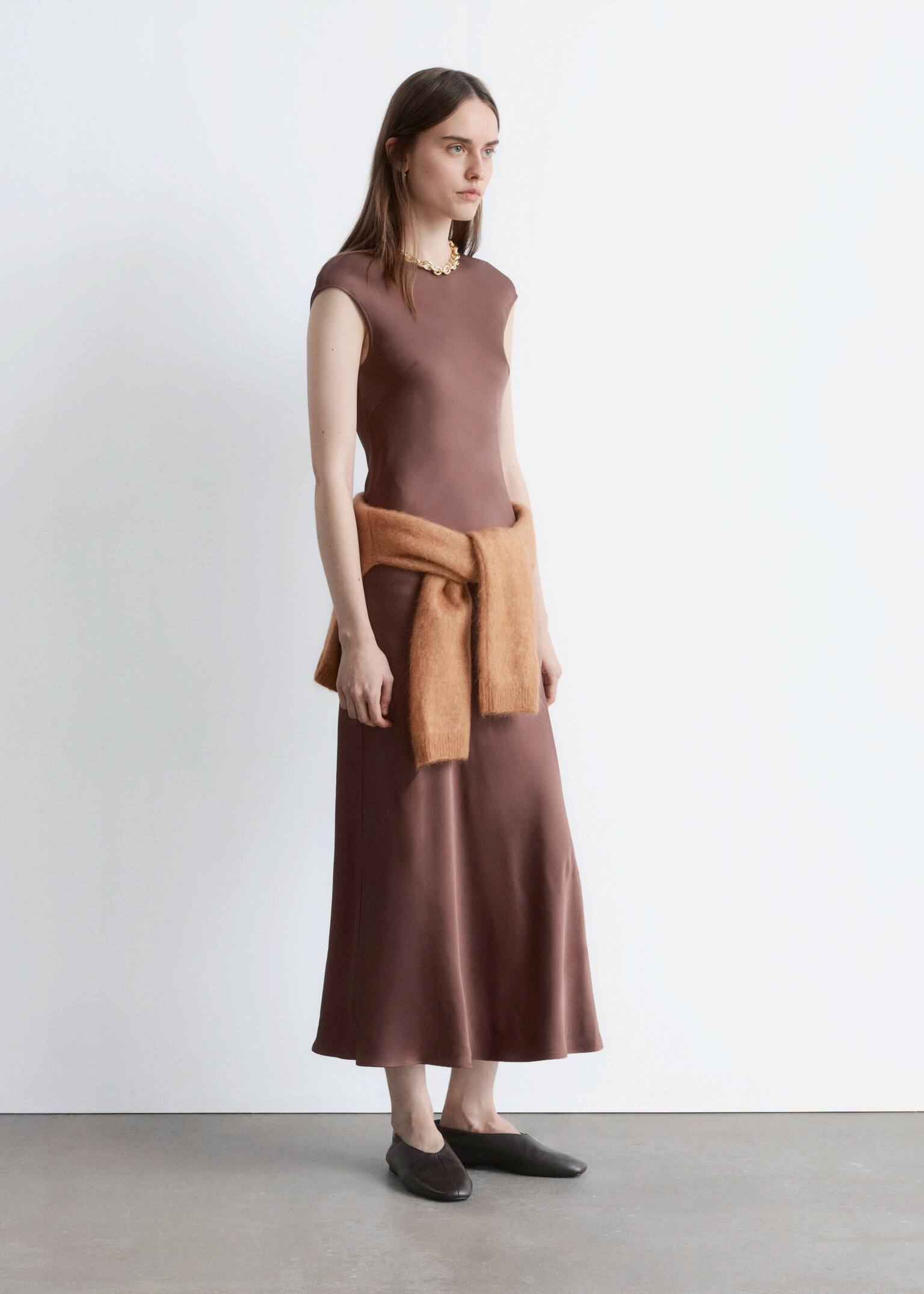 Вталена сатенена макси рокля - Кафяво/Тъмносиньо - 7