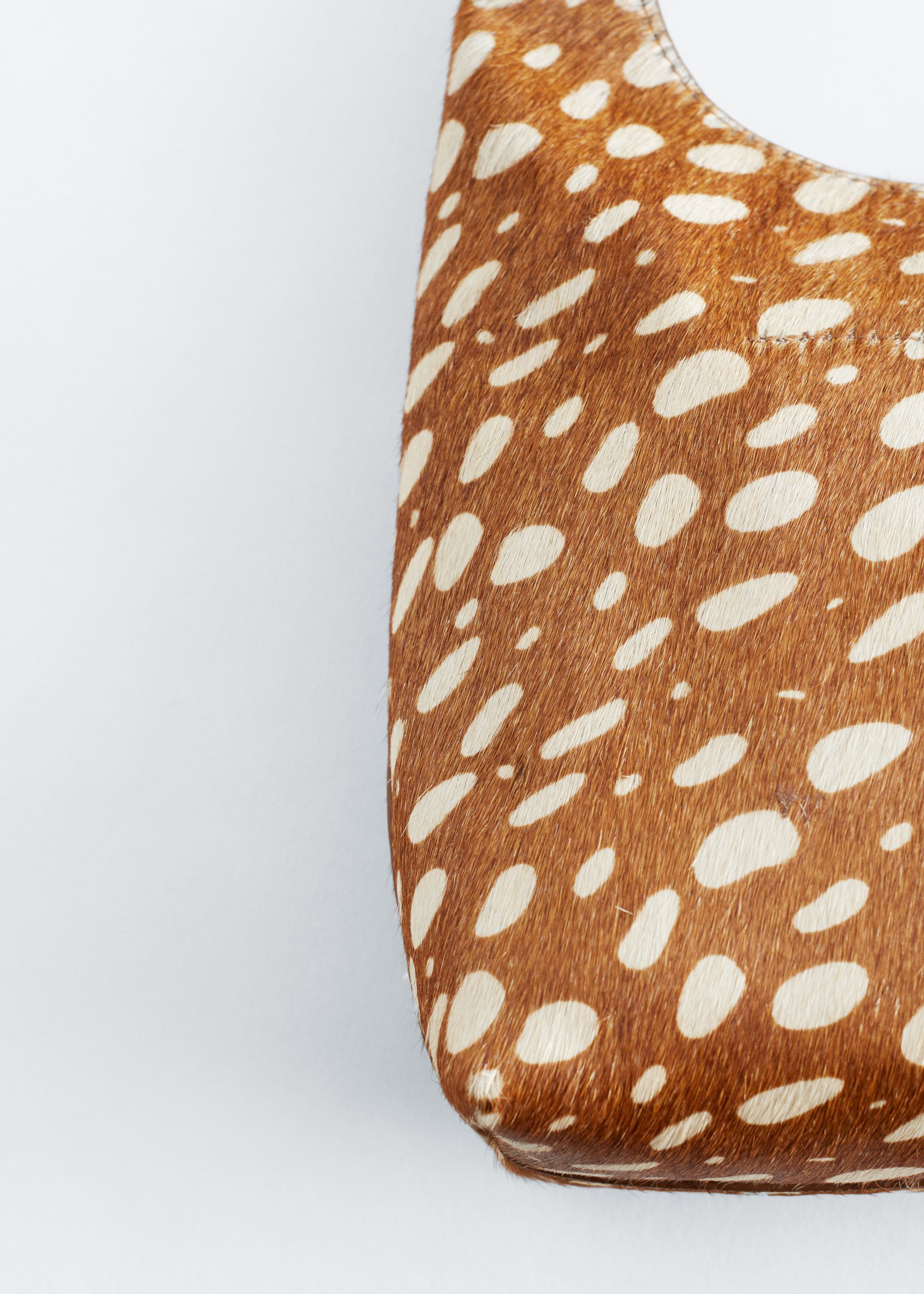Image of Schultertasche aus griffigem Leder
