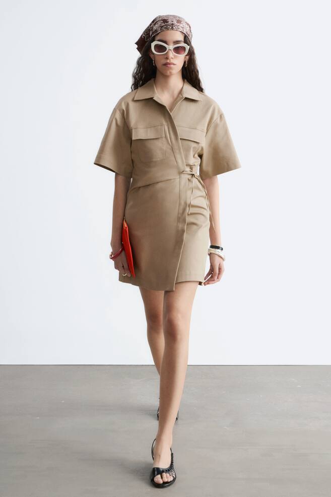 Mini-jurk met wikkelmodel - Beige - 1