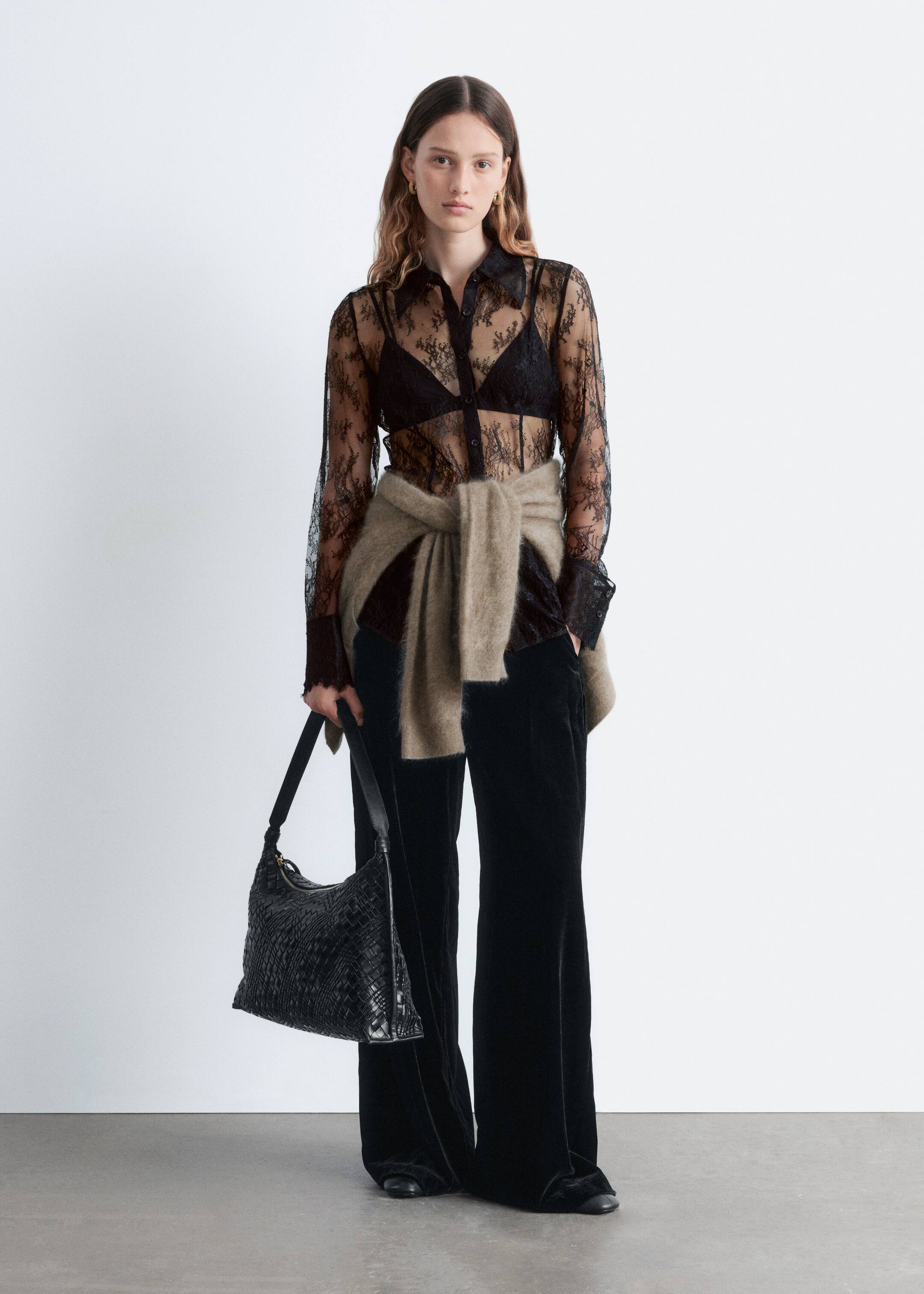 Näytä suurempi kuva: Vyötäröltä kapeneva pitsipaita - Musta - NAISET | H&M FI 1