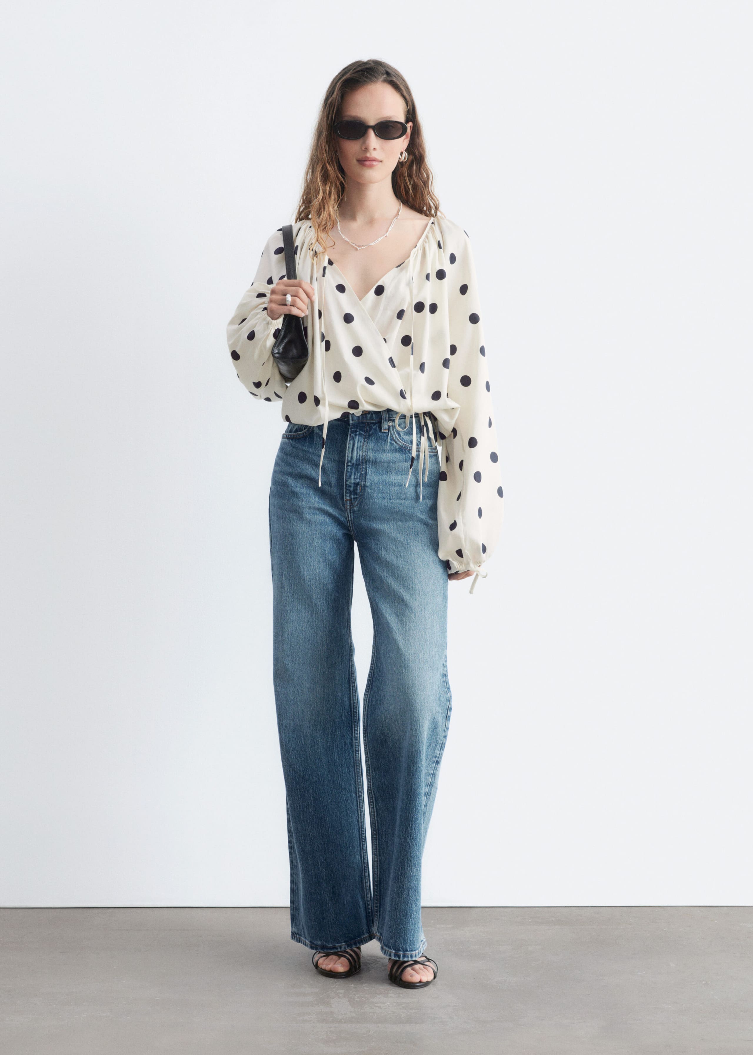 Wickelbluse aus Baumwolle - White/Black Dots - Stillleben