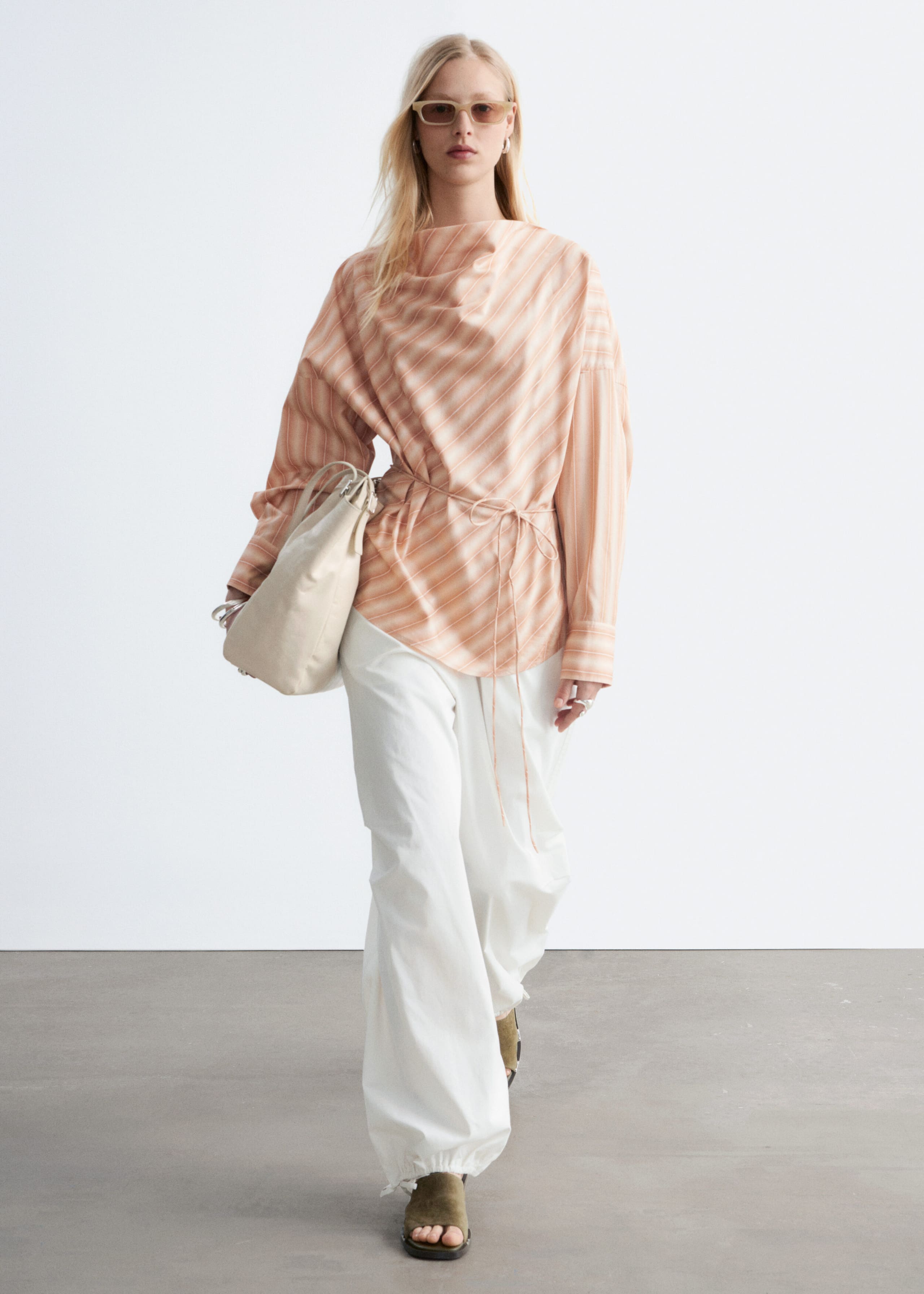 Image of Bluzka w paski z lejącym dekoltem