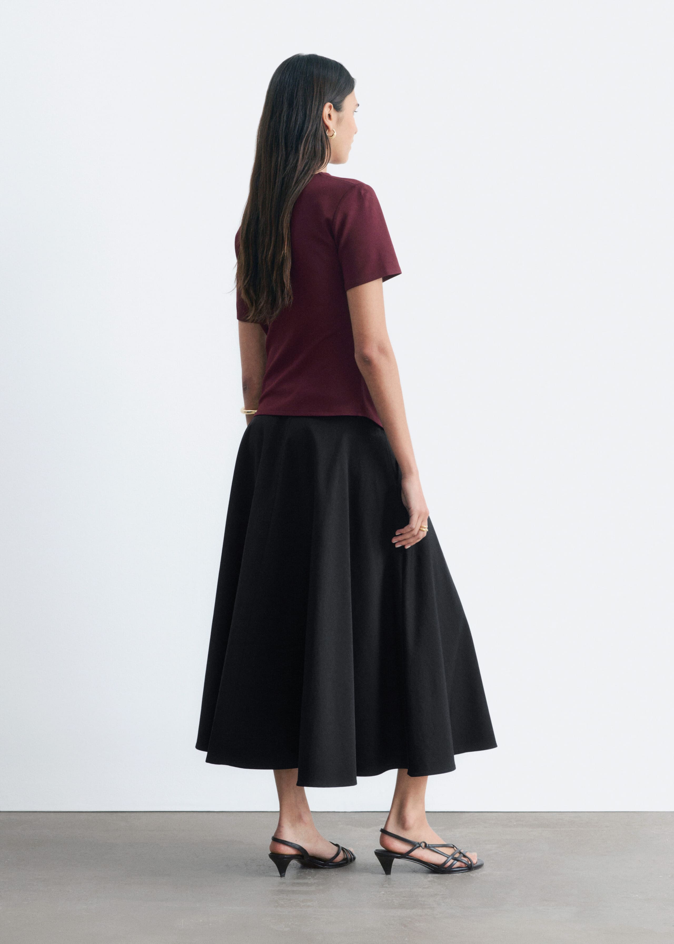 Asymmetrisches T-Shirt mit Drapierung - Schwarz - Lookbook