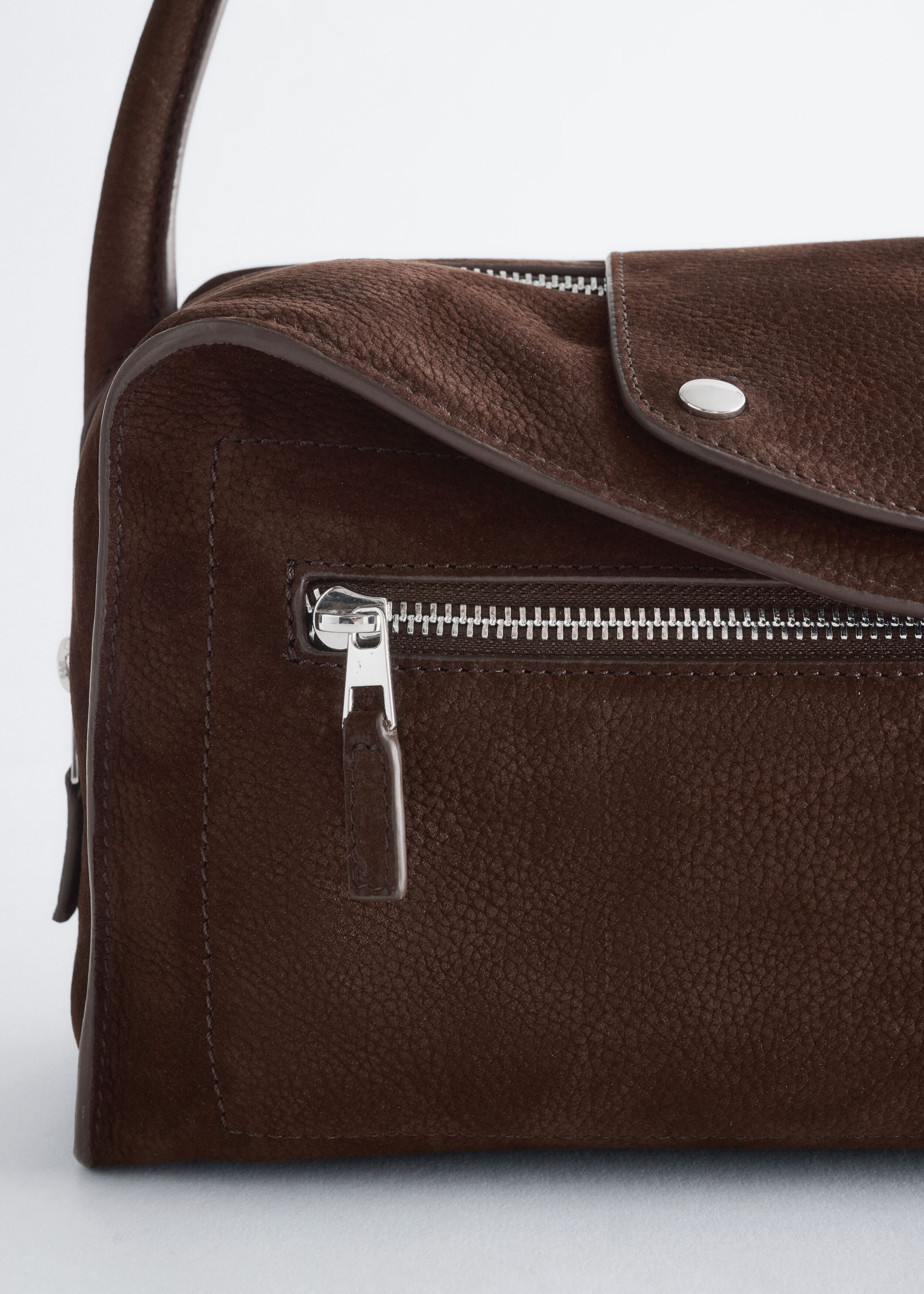 Curved Leather Bag - {{variantName}} - Descriptive Detail