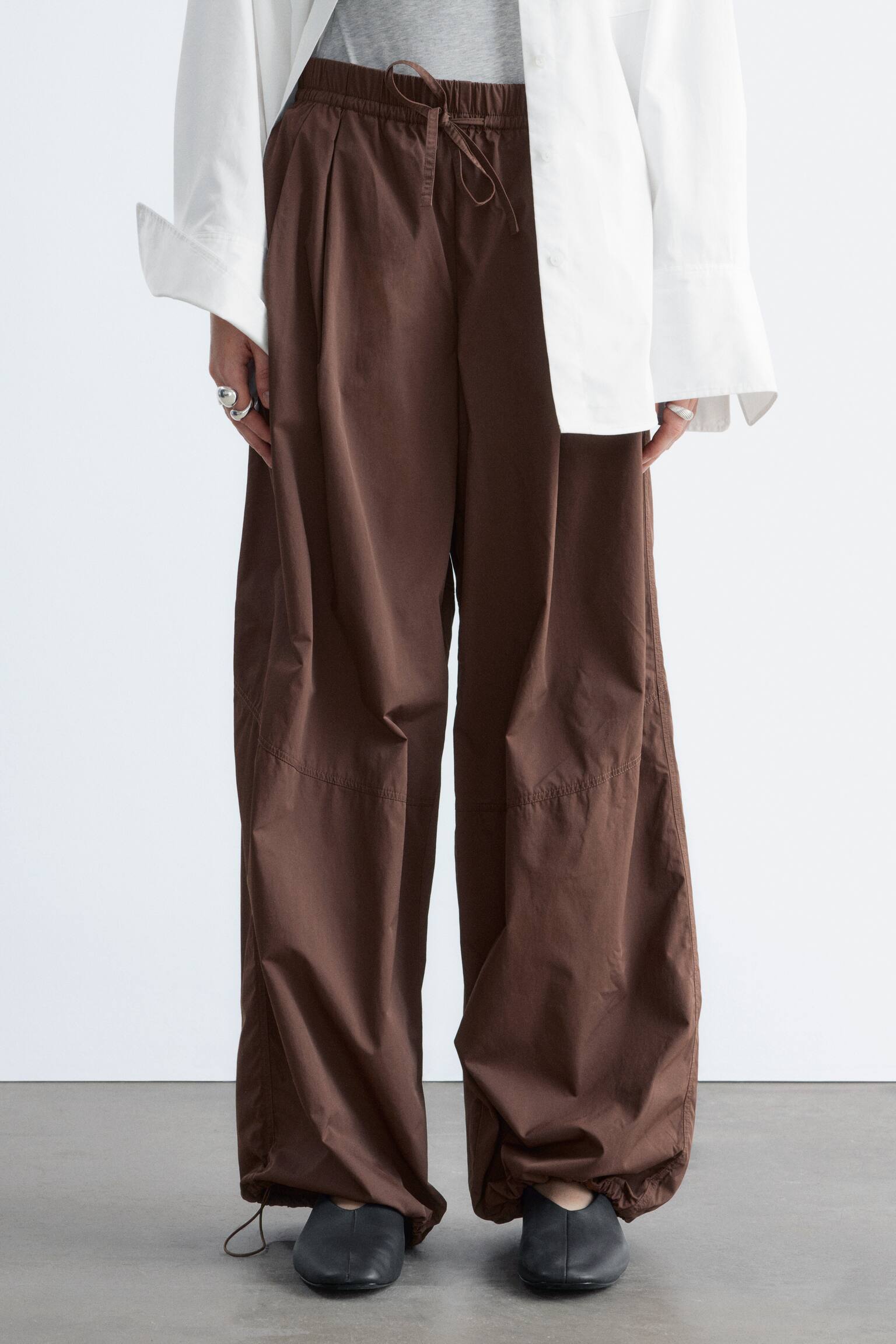 מכנסיים בגזרת Barrel עם שרוך קשירה - חום כהה/שחור - 8