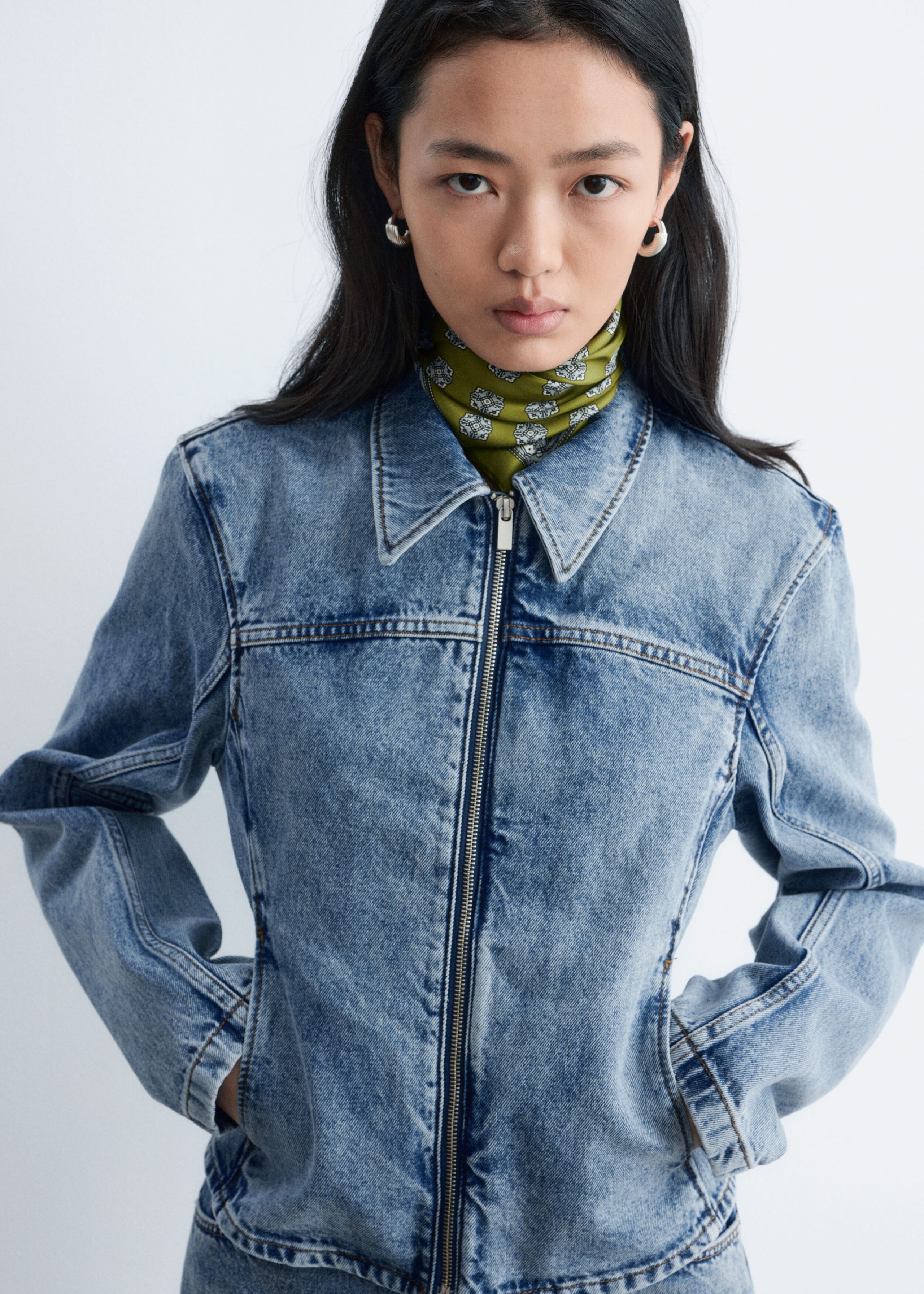 Image of Chaqueta vaquera ajustada con cremallera completa