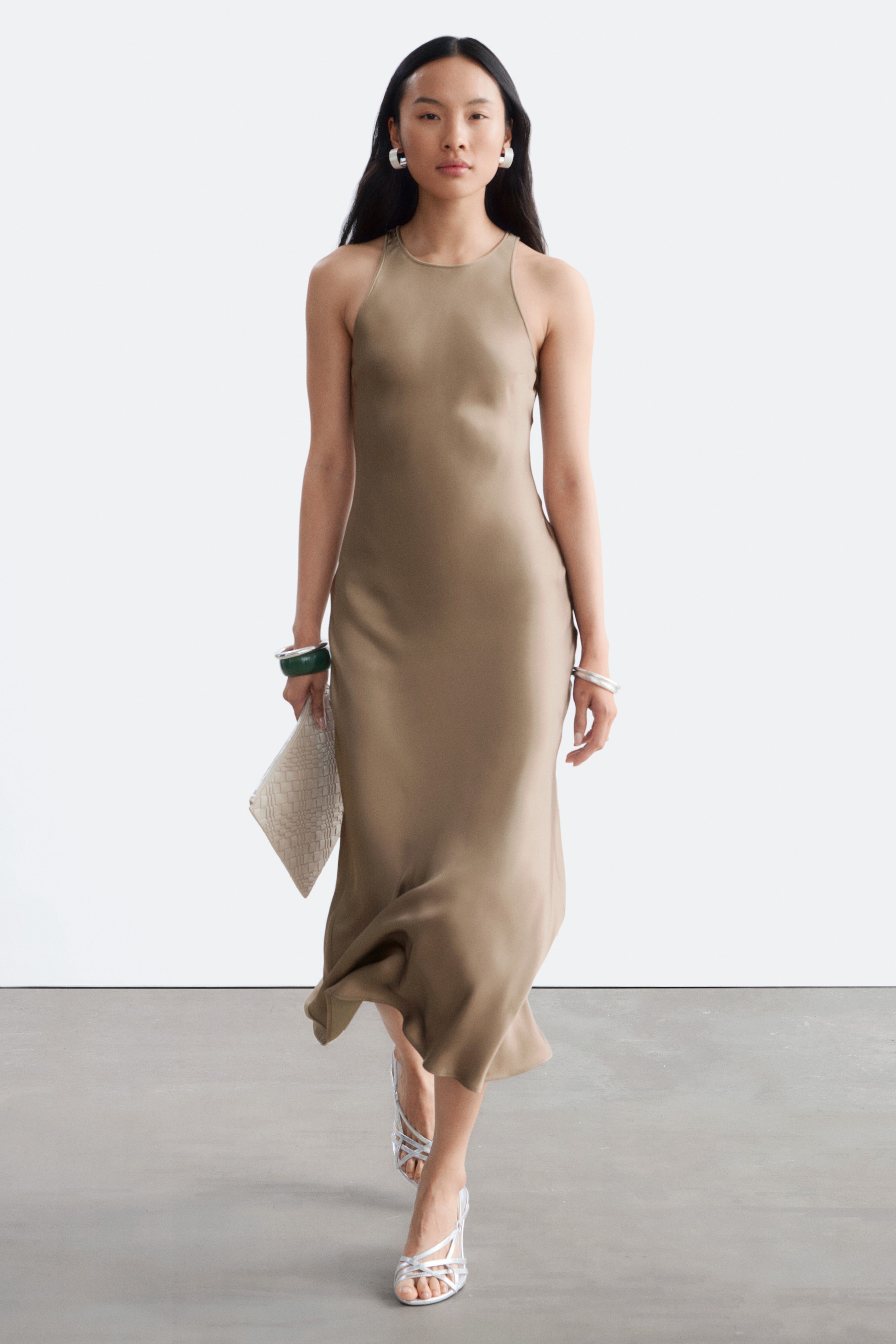 Visualizza immagine più grande: Abito midi in raso senza maniche - Champagne - DONNA | H&M IT 1