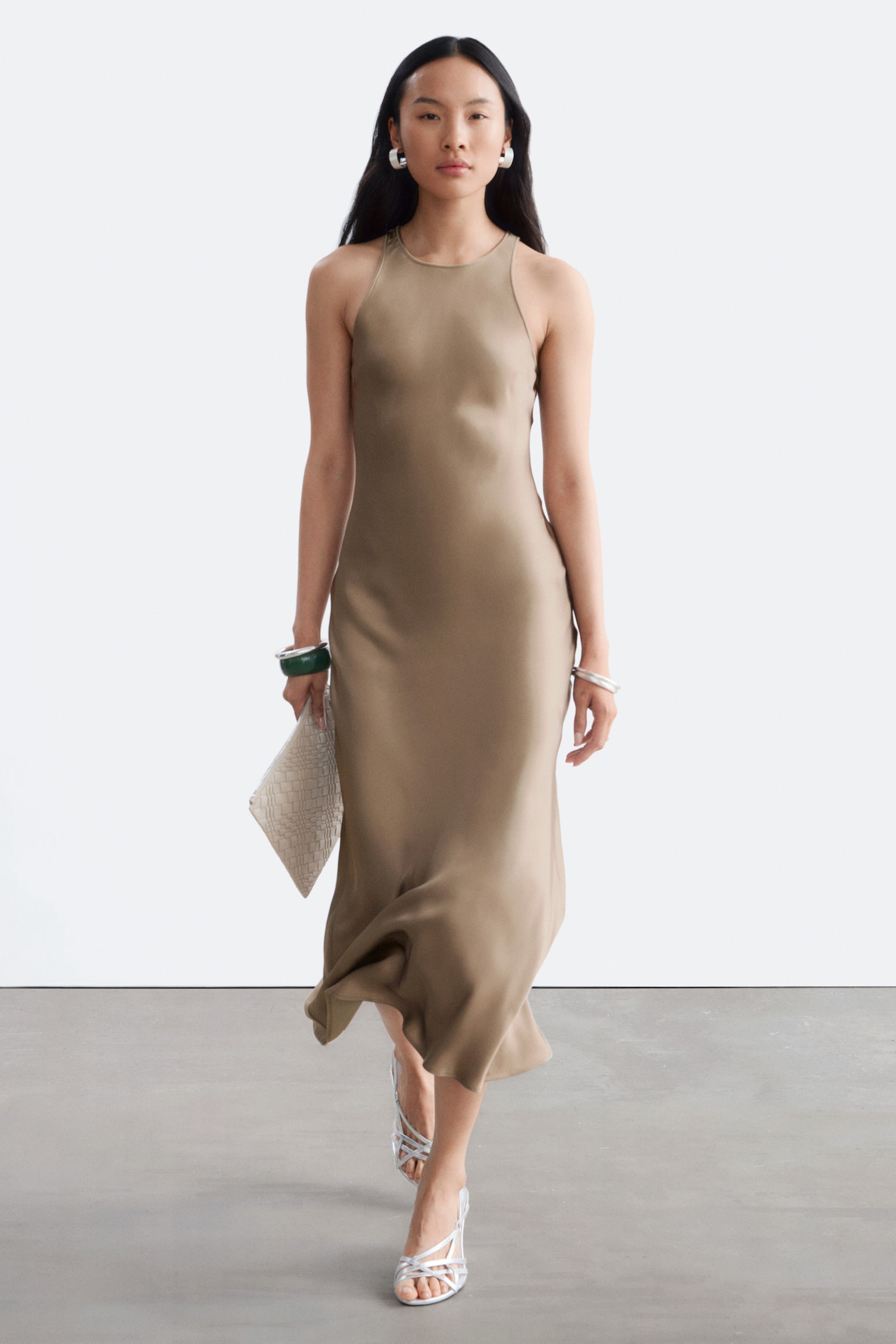 Ärmelloses Midikleid aus Satin - Champagner/Dunkelblau/Dunkelrot/Warmes Taupe/Dunkelbraun/Dark Pink/Khaki - 1