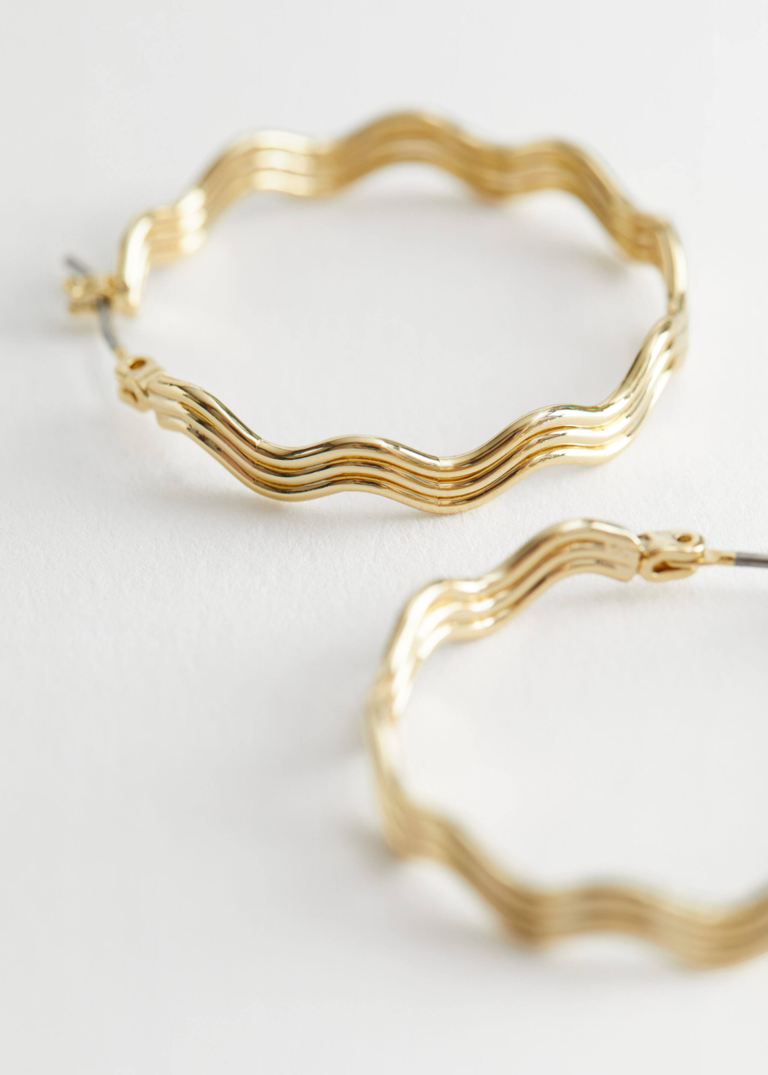 Twisted Mini Hoop Earrings - {{variantName}} - Descrizione dettagliata