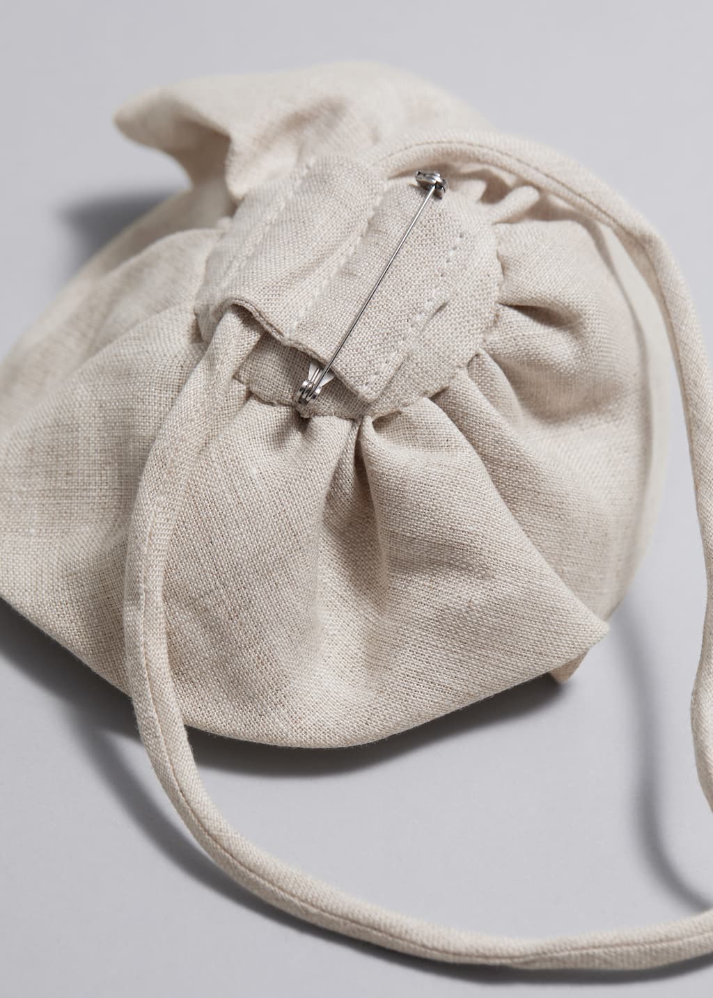 Choker con grande rosa in lino - {{variantName}} - Descrizione dettagliata