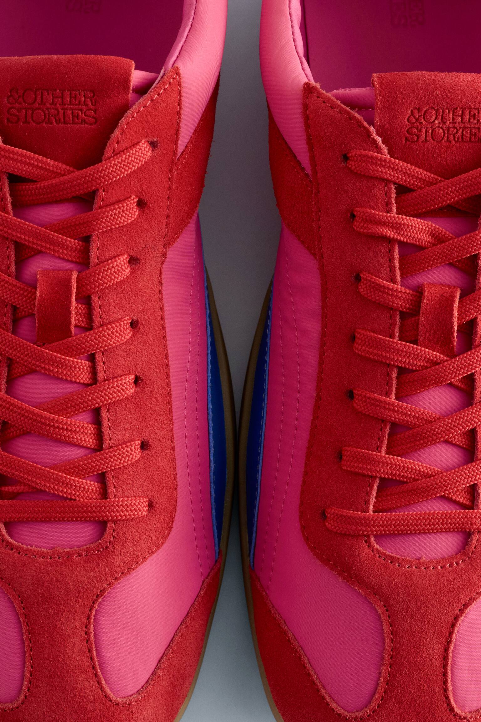 נעלי סניקרס עור מינימליסטיים - אדום/ורוד - 3