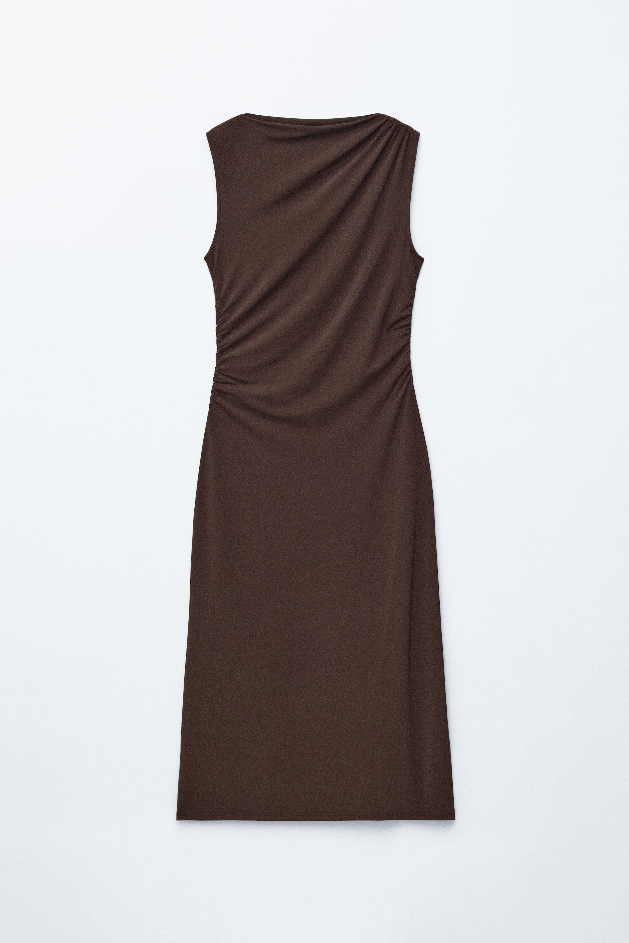 Agrandir l'image: Une robe marron foncé sans manches présente une large encolure avec un détail drapé sur l'épaule gauche, et des fronces s'étendent le long du côté gauche, de la poitrine à la hanche. La robe présente une coupe cintrée et un ourlet droit.