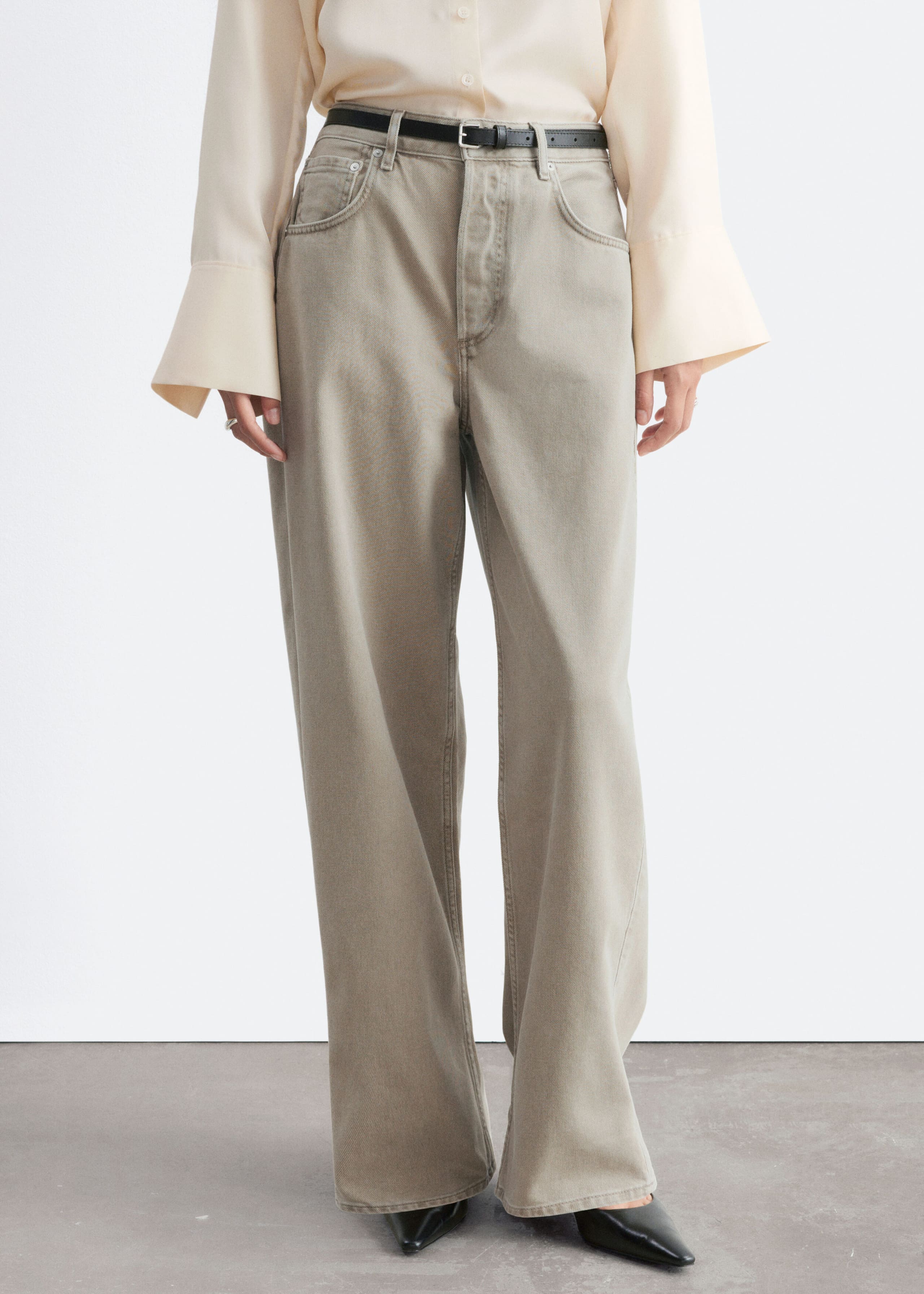 Barrel-Leg Jeans - Light Khaki - Lookbook
