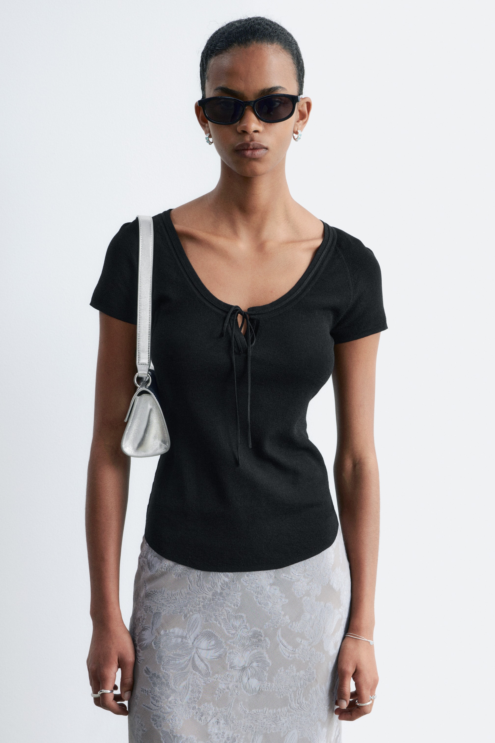 Grösseres Bild ansehen: Oberteil mit Bindedetail vorne - Schwarz - DAMEN | H&M CH 1