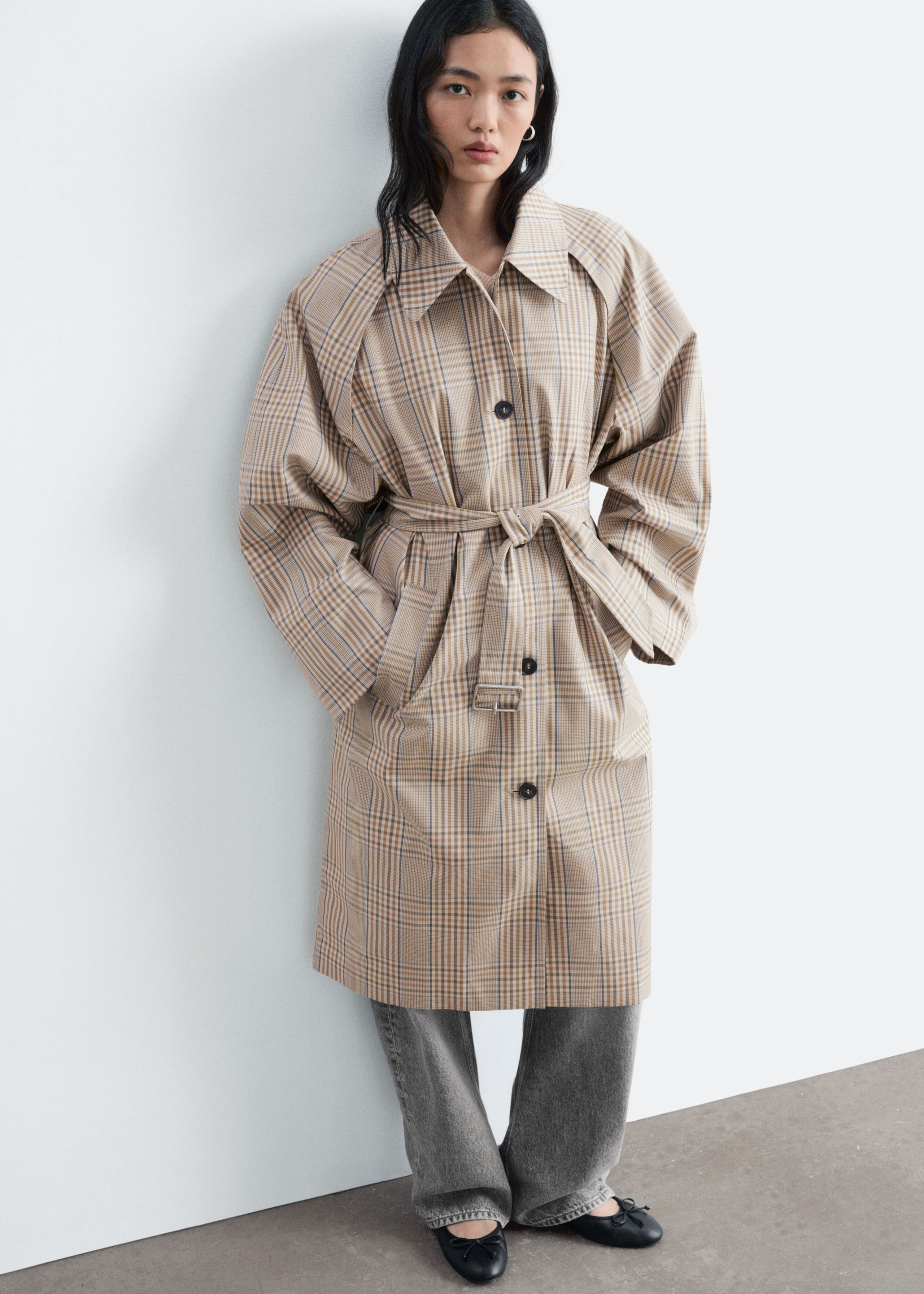Karierter Trenchcoat mit Schnallengürtel - Beige/Kariert - Stillleben