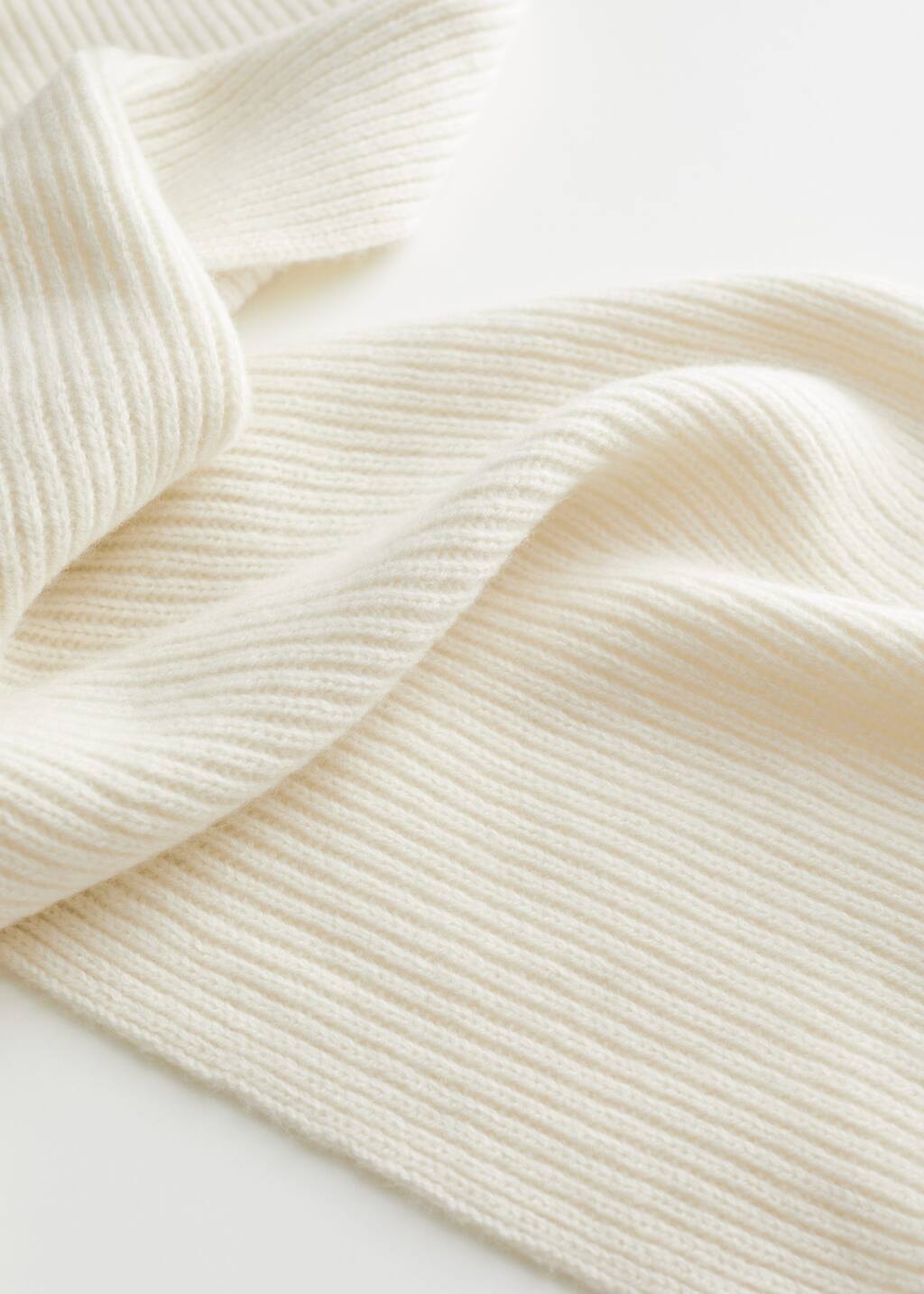 Cashmere Ribbed Knit Scarf - {{variantName}} - Descriptive Detail