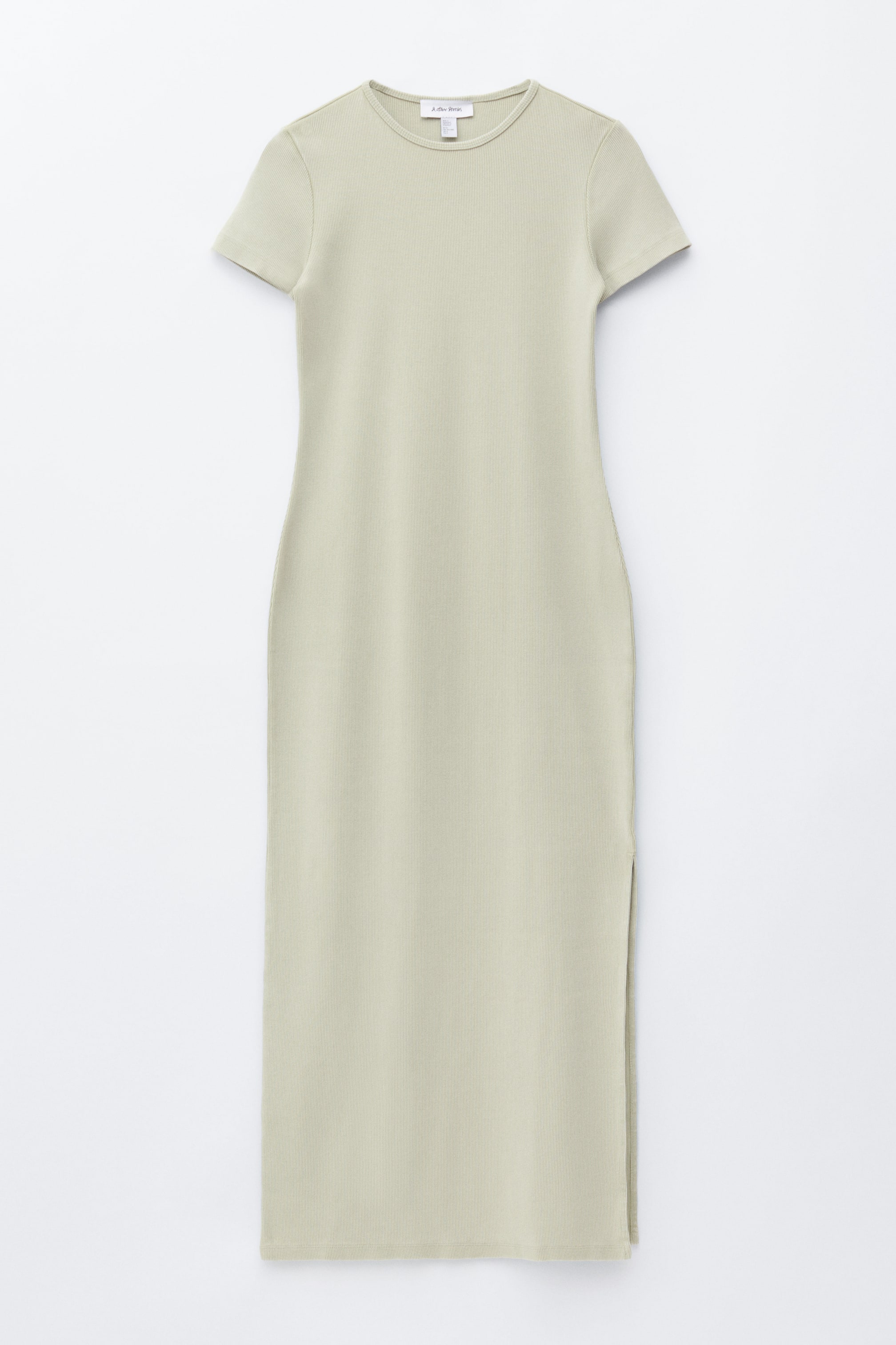 Se større billede: En lysegrøn ribbet midi-kjole vises forfra, med en tætsiddende silhuet, korte ærmer, en rund halsudskæring og en høj slids på højre side.