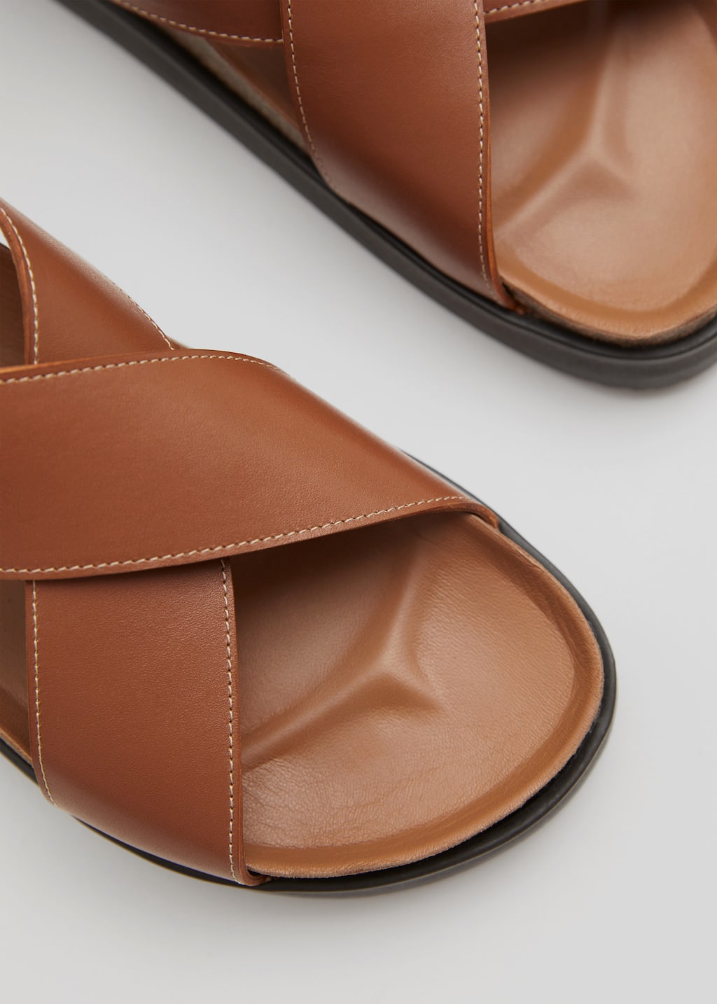 Ledersandalen mit überkreuzten Riemen - {{variantName}} - Beschreibendes Detail