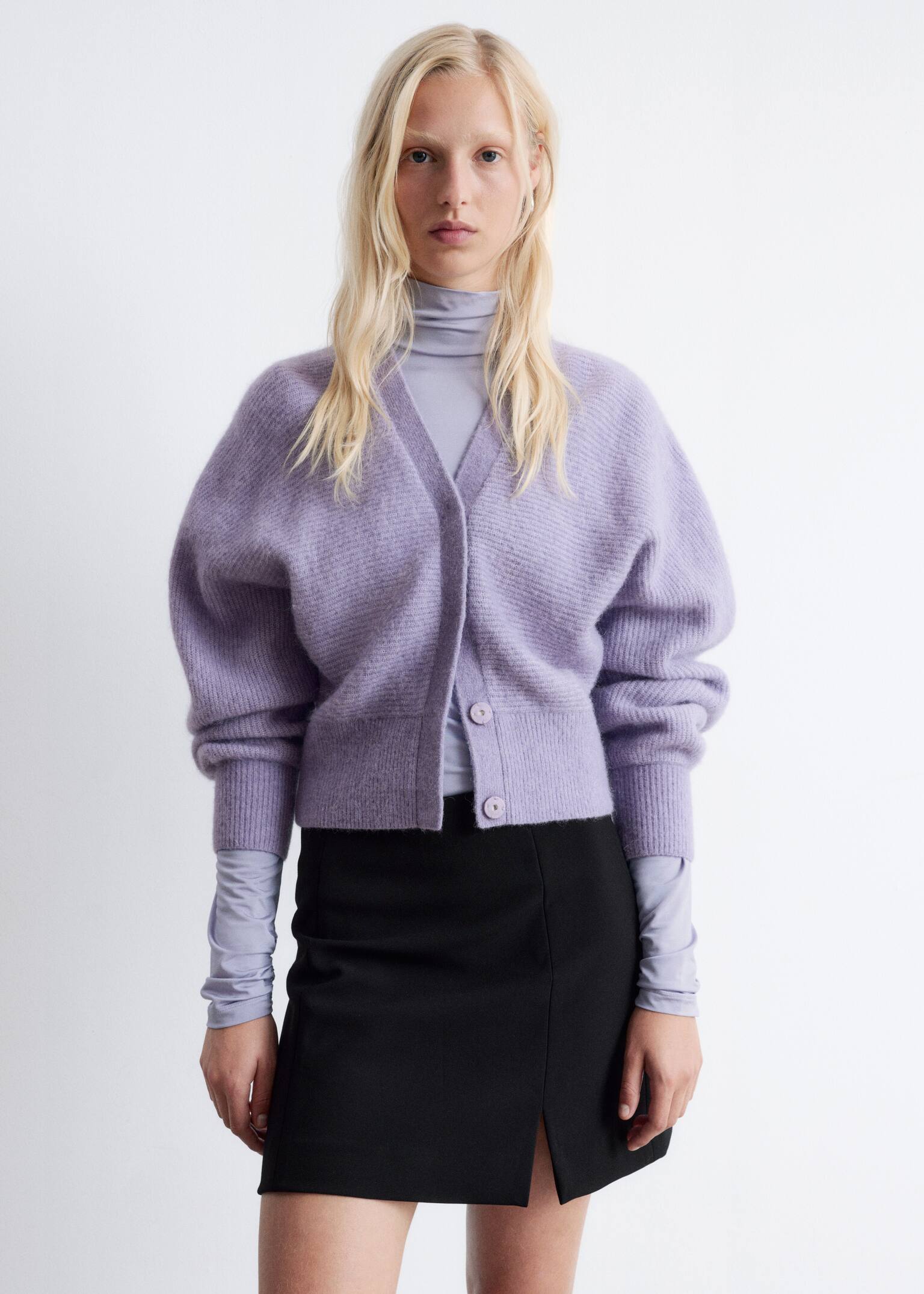 Kurze Strickjacke aus Alpakamischung - Helllila/Braun - 1