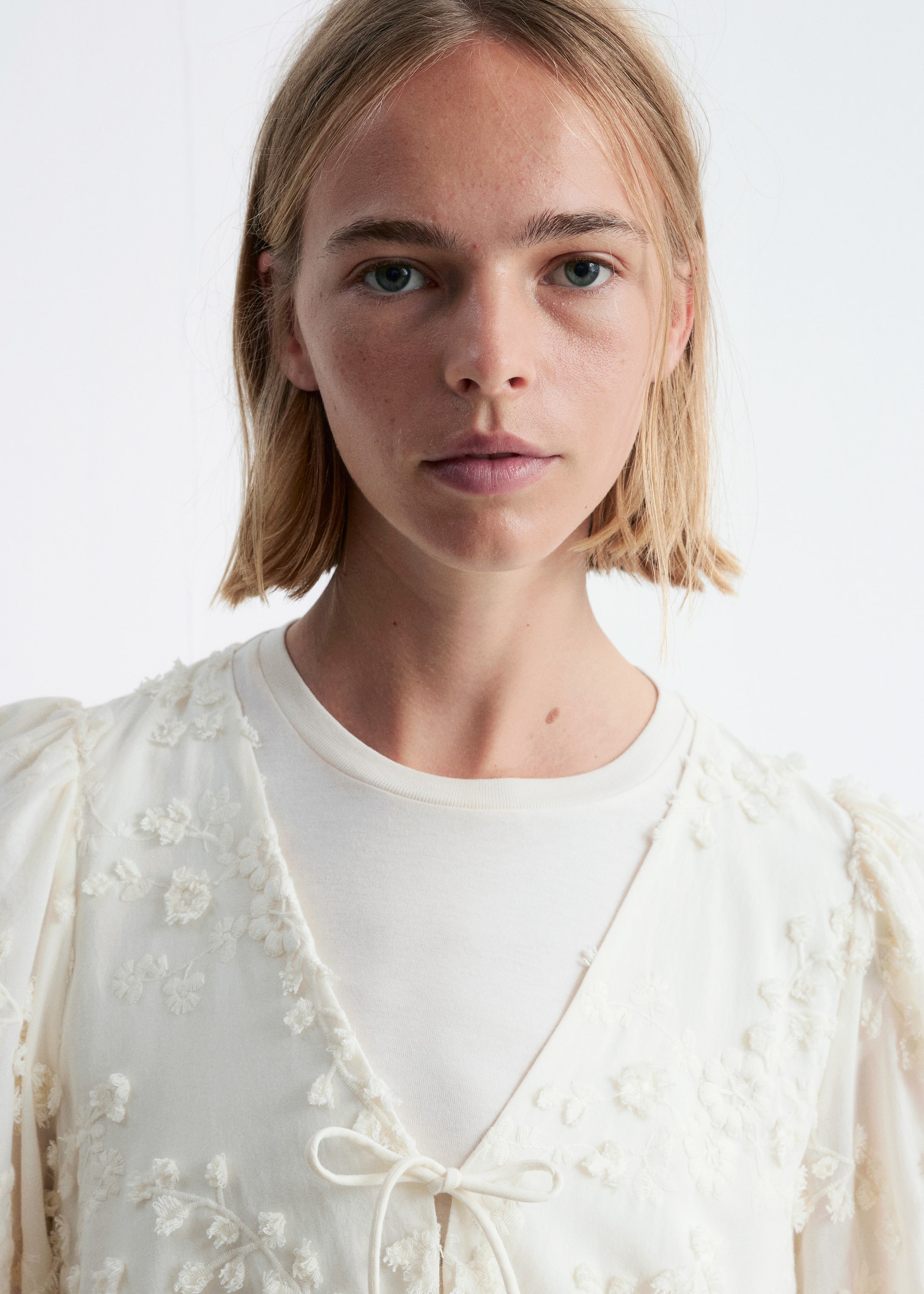 Visa större bild: Miniklänning med brodyr - Crèmevit - DAM | H&M SE 3