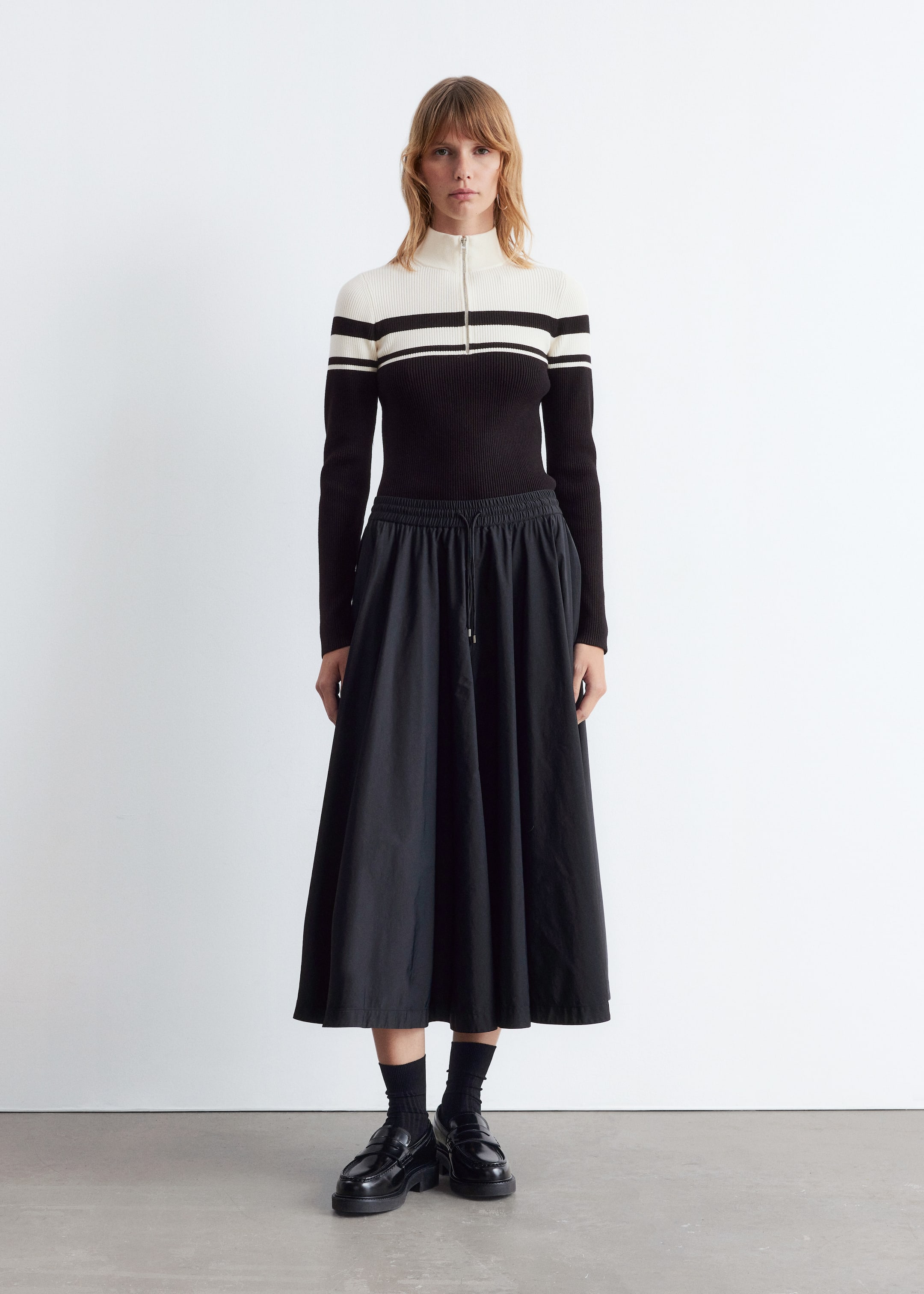 Visa större bild: Tröja med halvpolo och kort dragkedja - Vit med svarta detaljer - DAM | H&M SE 2