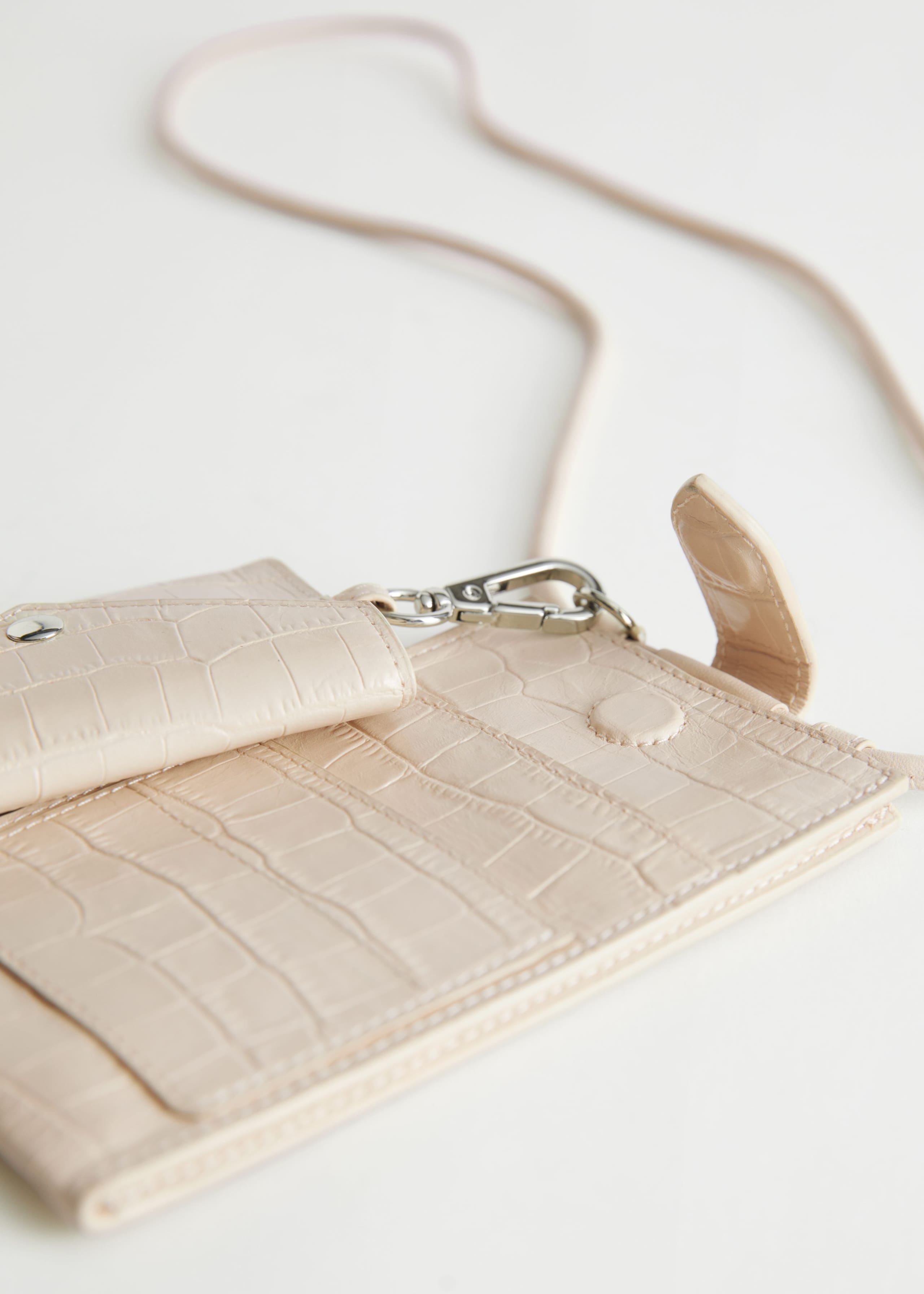 Croc Embossed Leather Neck Wallet - {{variantName}} - Descrizione dettagliata