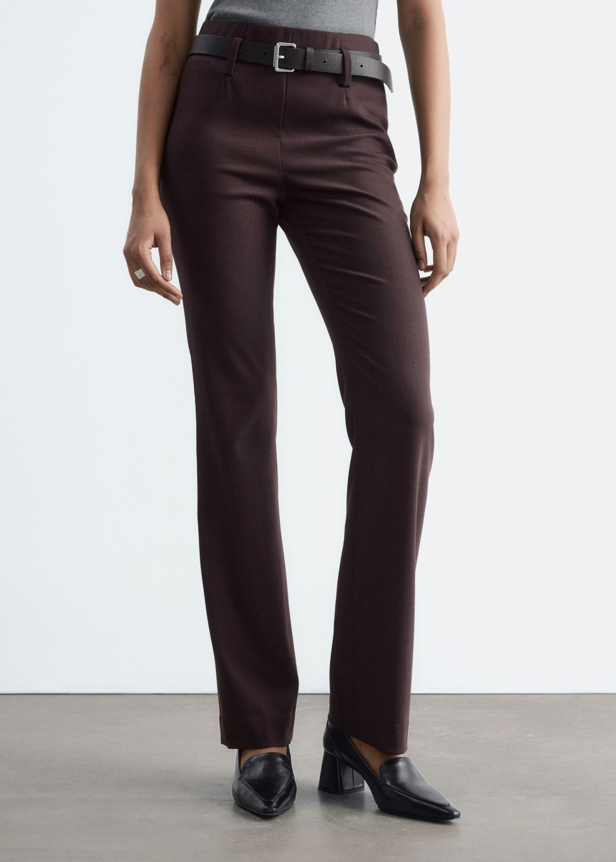 Schmal geschnittene Hose - Dunkelbraun - Lookbook
