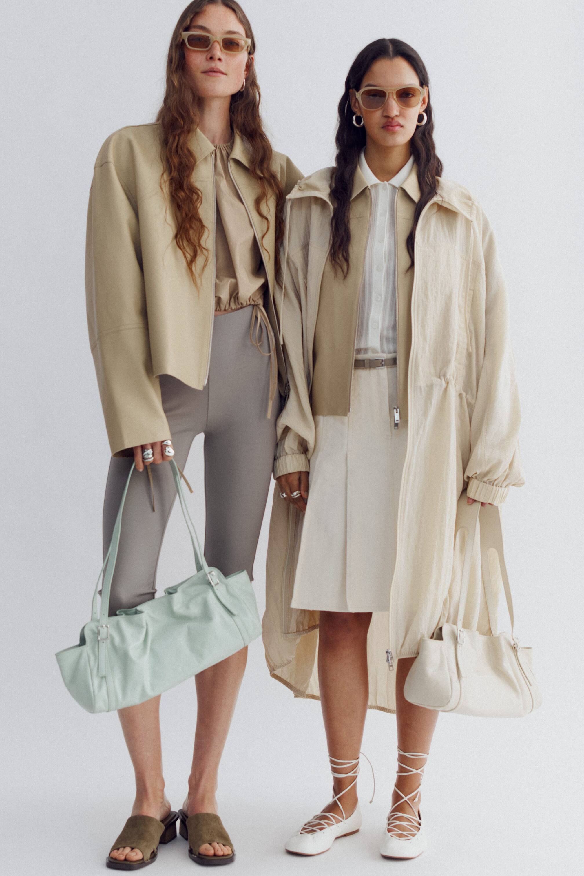 Agrandir l'image: Un sac à main vert menthe est présenté de face, arborant une structure allongée et souple avec des fronces le long de son corps et des détails de boucles sur ses poignées supérieures.