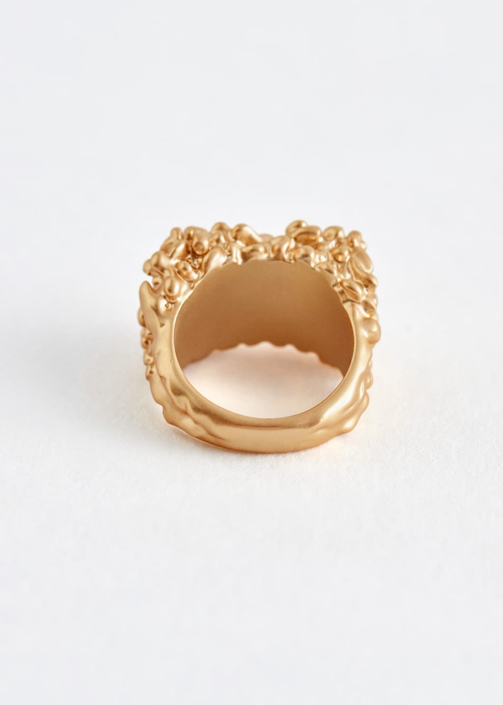 Image of Ring med platt ovansida och texturerad yta