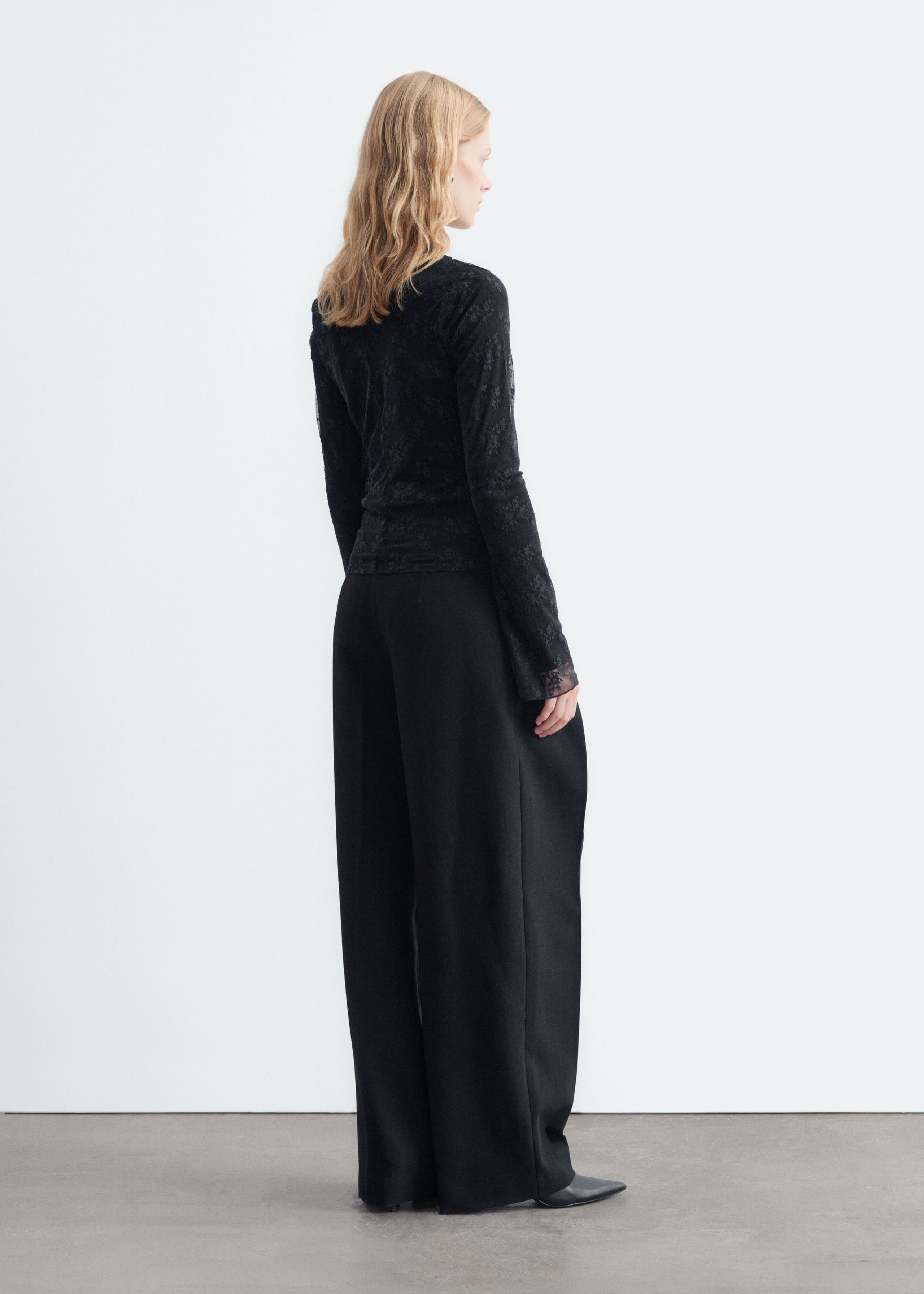 Spitzenoberteil mit Stehkragen - Schwarz - Lookbook