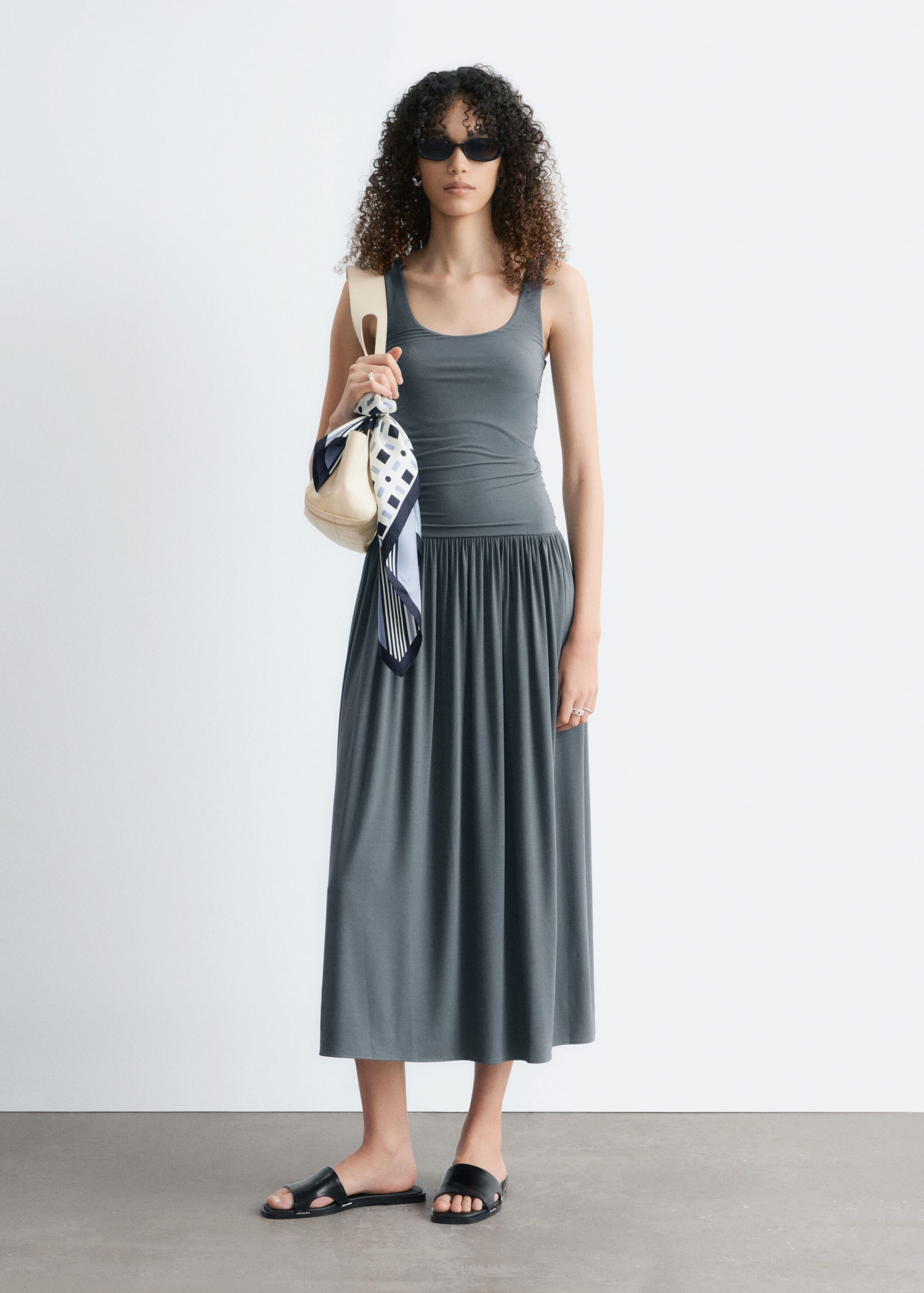 Gerafftes Jersey-Maxikleid - Dunkelgrau - Lookbook