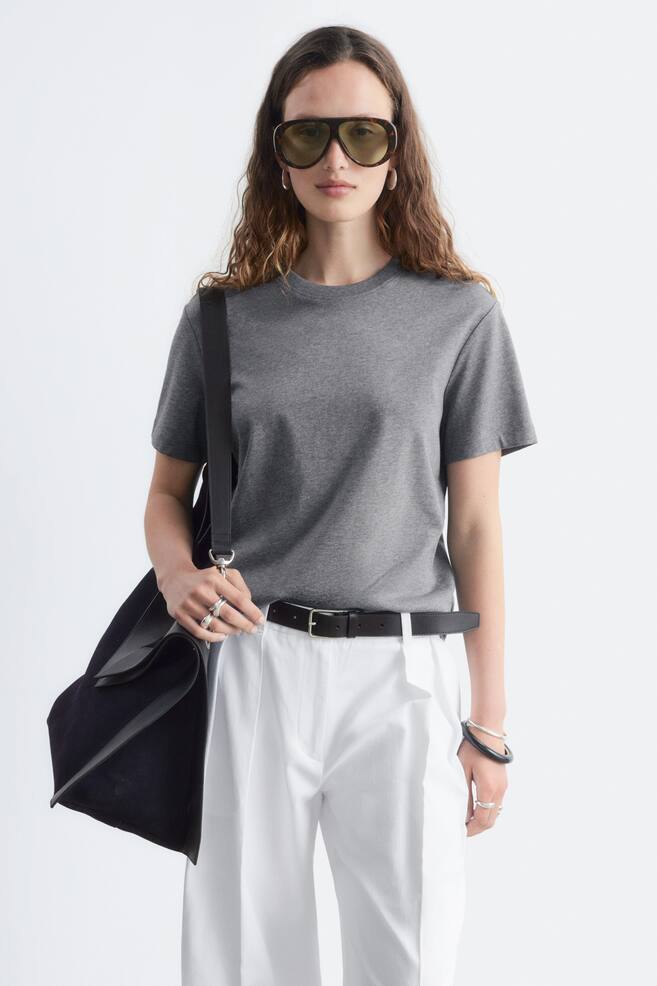 T-shirt van katoen met ronde hals - Grijs gemêleerd/Licht taupe/Donkerbruin/Bruin/Wit/Zwart/Marineblauwe/witte strepen/Vanille/Roze - 1