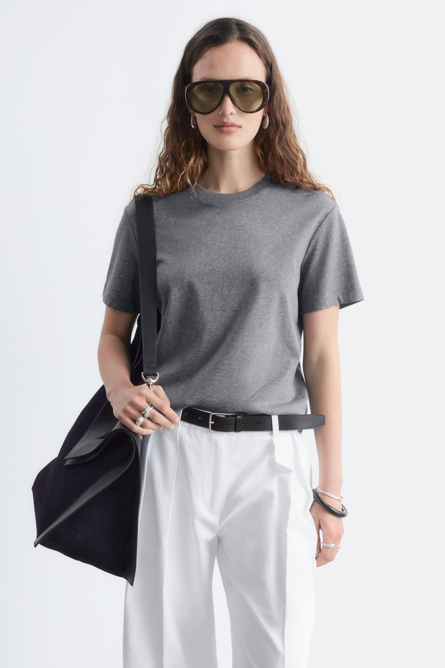T-Shirt aus Baumwolle mit Rundhalsausschnitt - Grau meliert/Helles Taupe/Navyblau/weiß gestreift/Weiß/Dunkelbraun/Schwarz/Braun/Rosa/Hellblau/Hellrosa/Rosa/Braun/Gestreift/Gelb/Flieder - 1