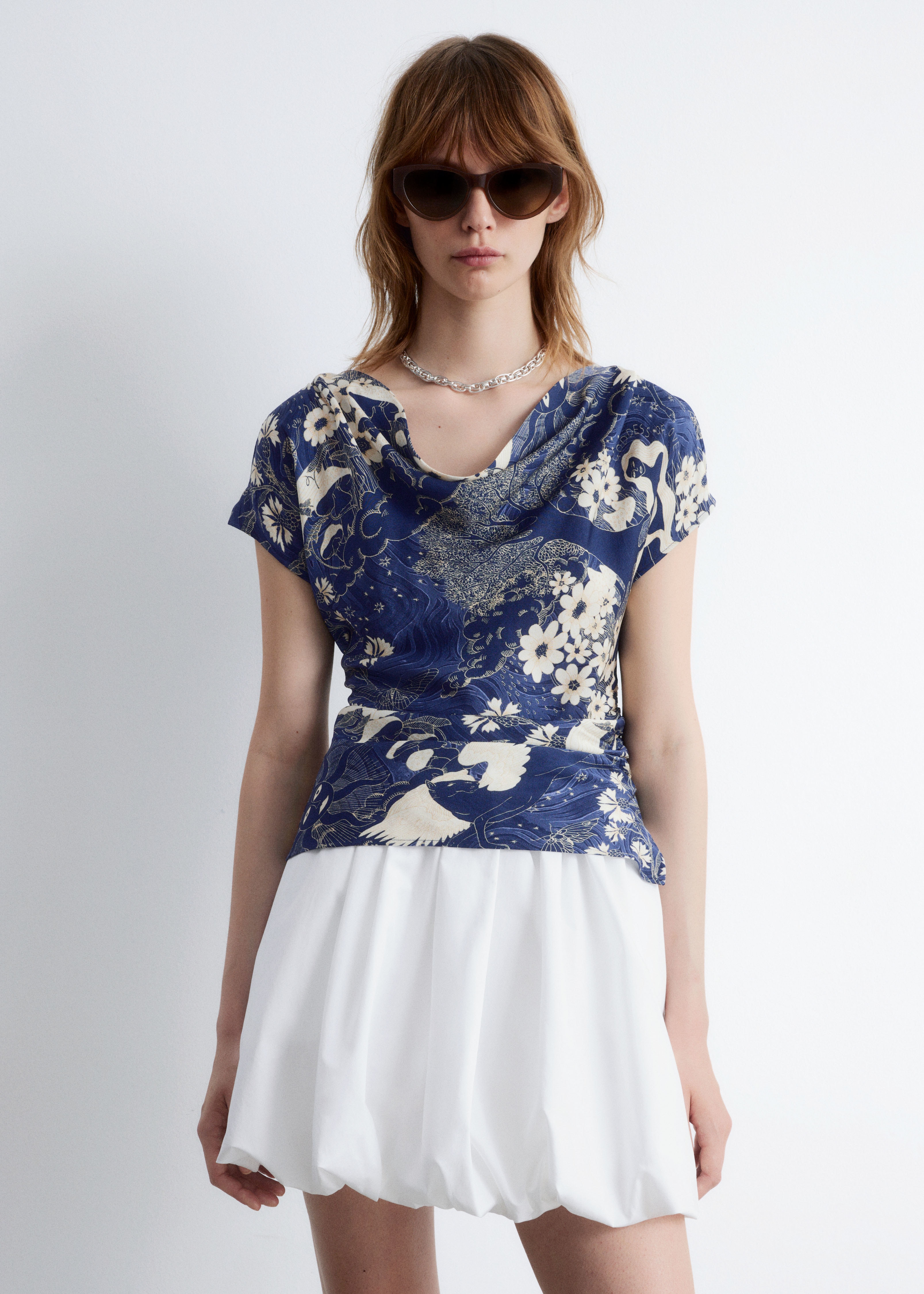 Drapert topp med løs halsutringning - Mørkblått/Beige mønster