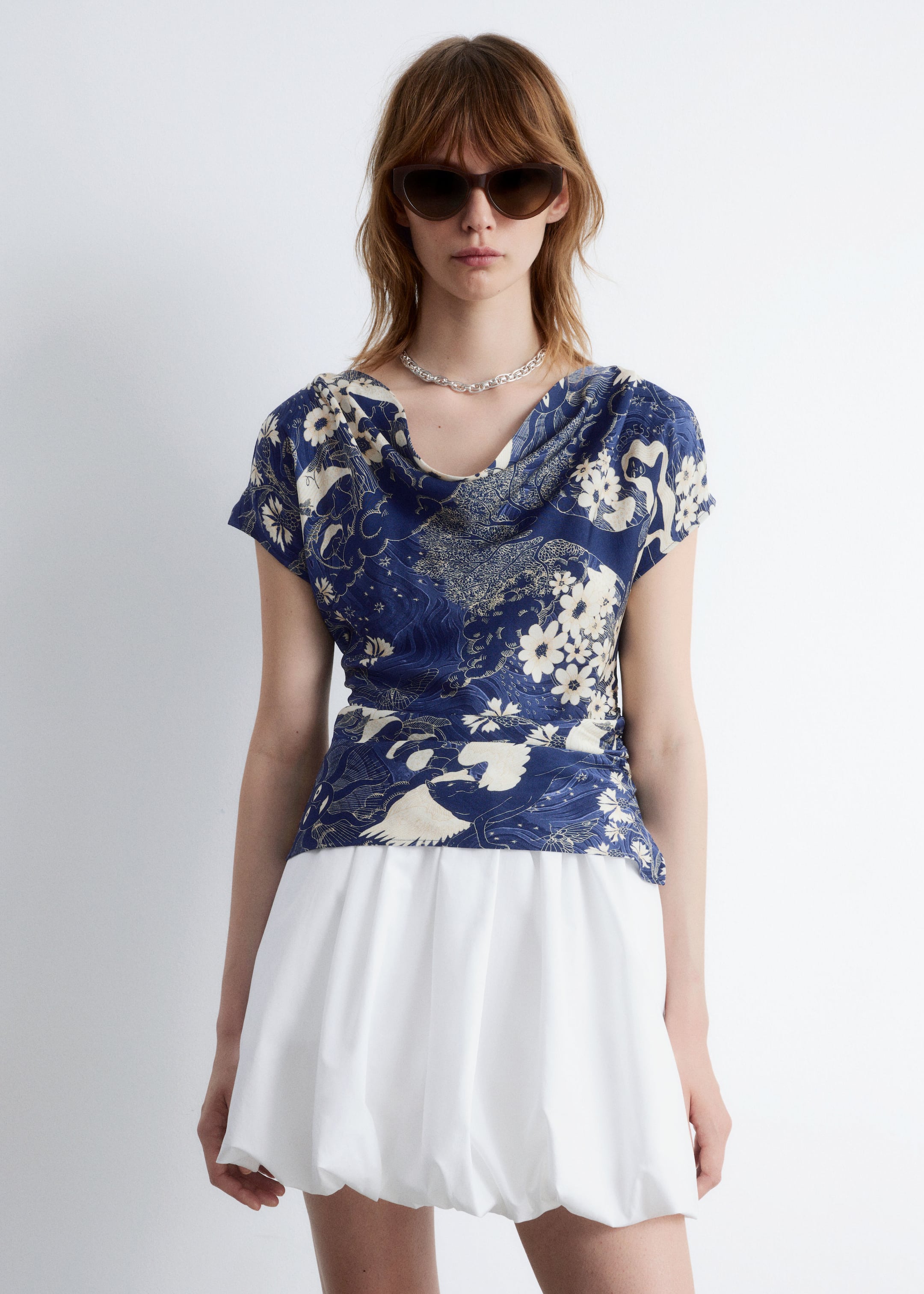 Grotere afbeelding bekijken: Gedrapeerde top met gedrapeerde kraag - Donkerblauw/beige patroon - DAMES | H&M NL 1