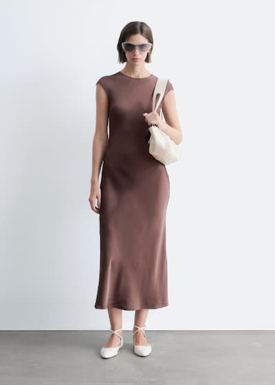 Figurnära maxiklänning i satin