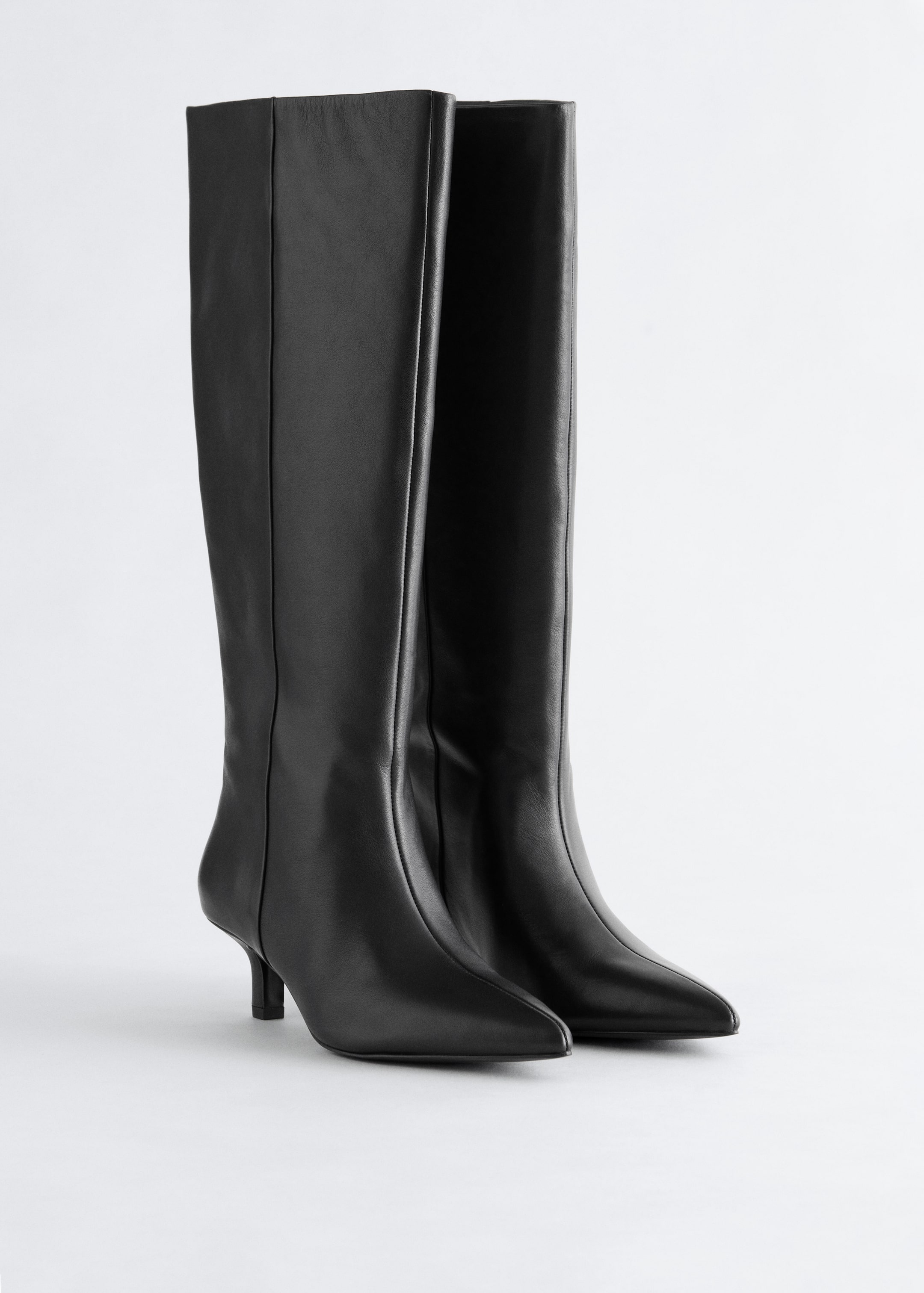 Visa större bild: Knähöga boots i läder med taxklack - Svart - DAM | H&M SE 4